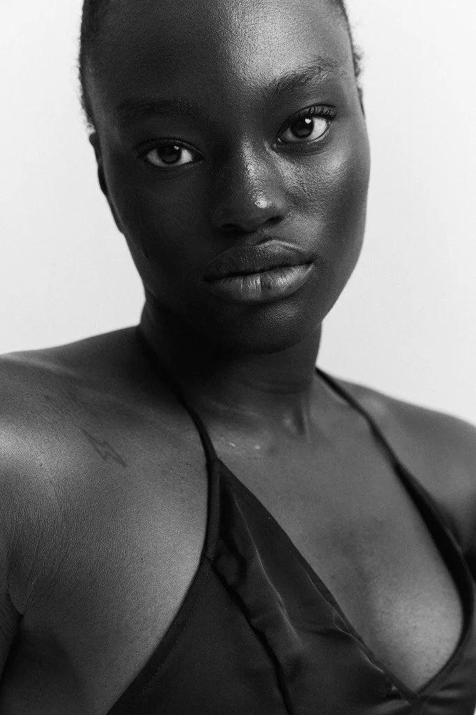 mannequin en robe en noir et blanc