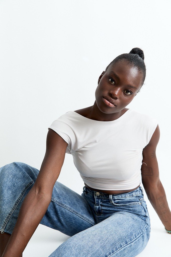 Photo de book mannequin en jean sur fond blanc