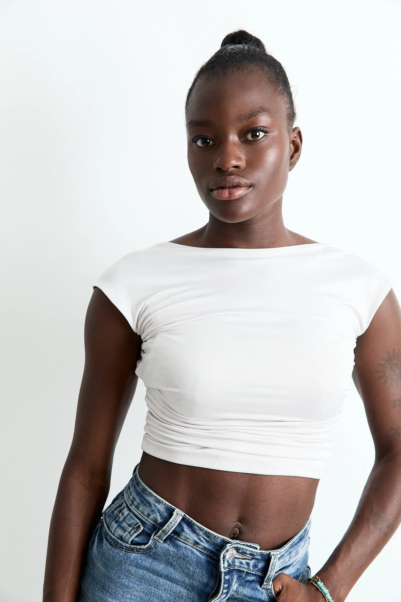 Polas d'un mannequin avec debardeur blanc et jean