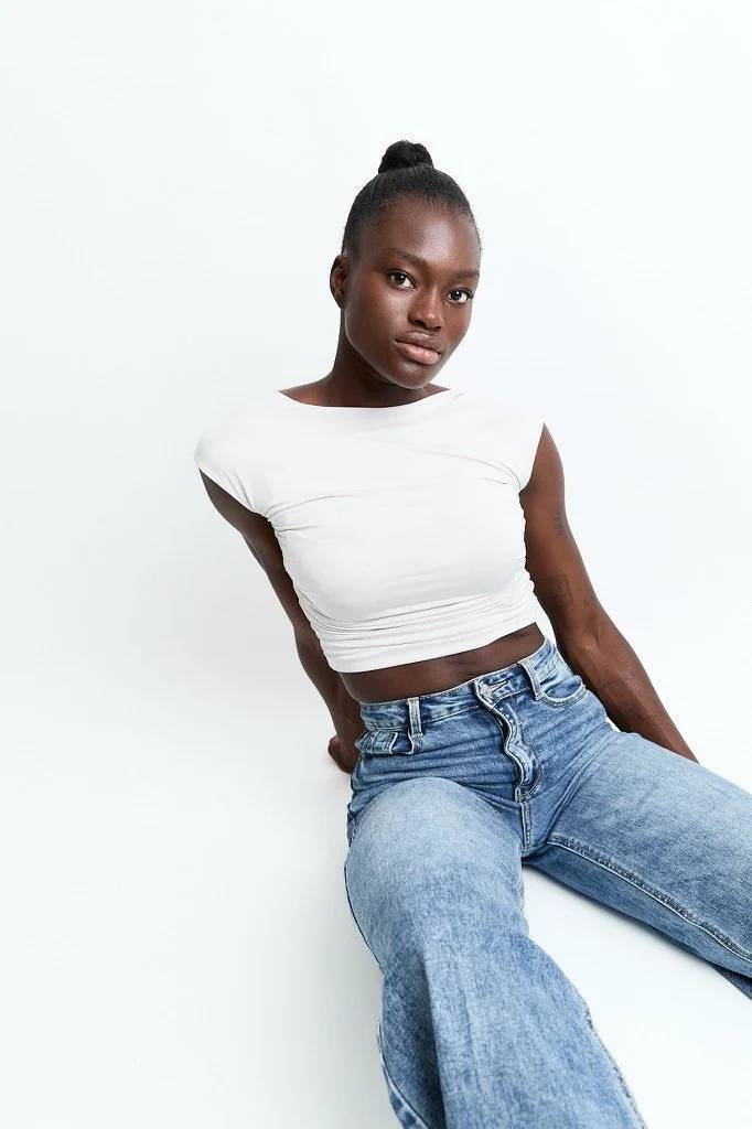 Photo de book mannequin en haut blanc et jean