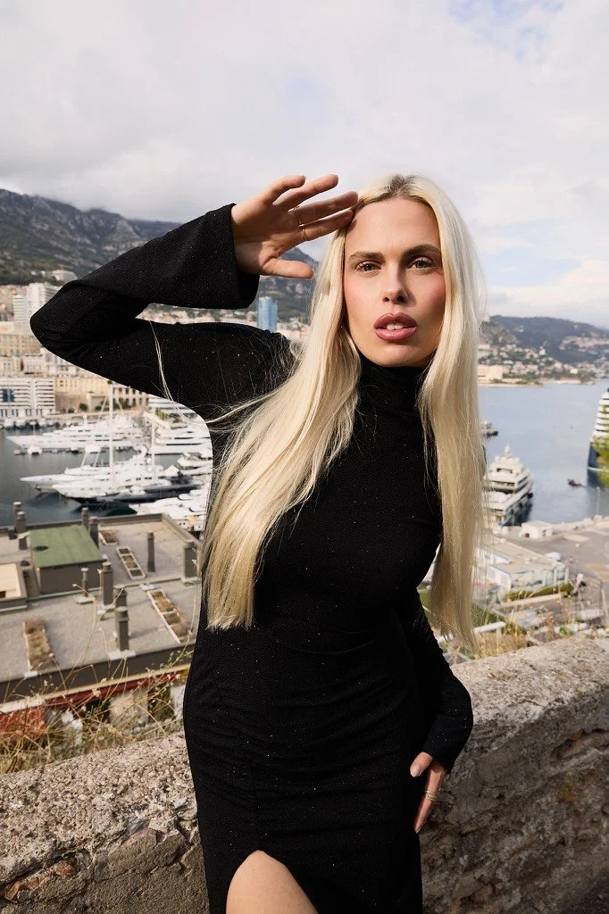 Portrait  mode en plan americain d'une femme blonde surplombant le port hercule à Monaco