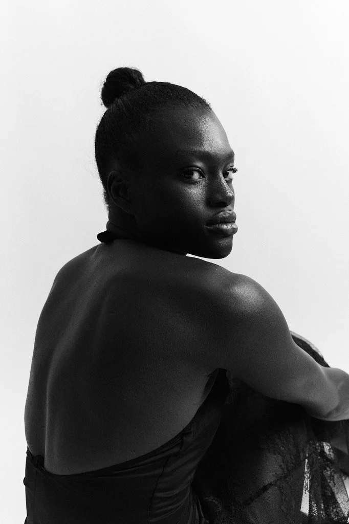 Portrait d'un mannequin de dos avec une robe en noir et blanc pour book 