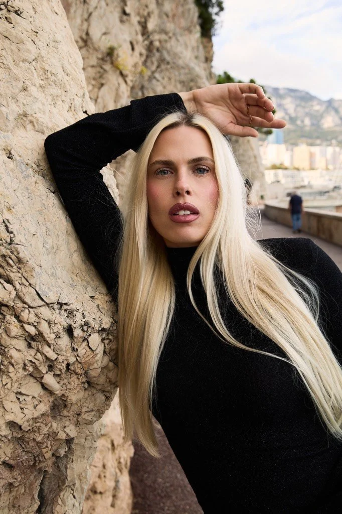 Portrait mode d'une femme sur le rocher de Monaco proche du palais