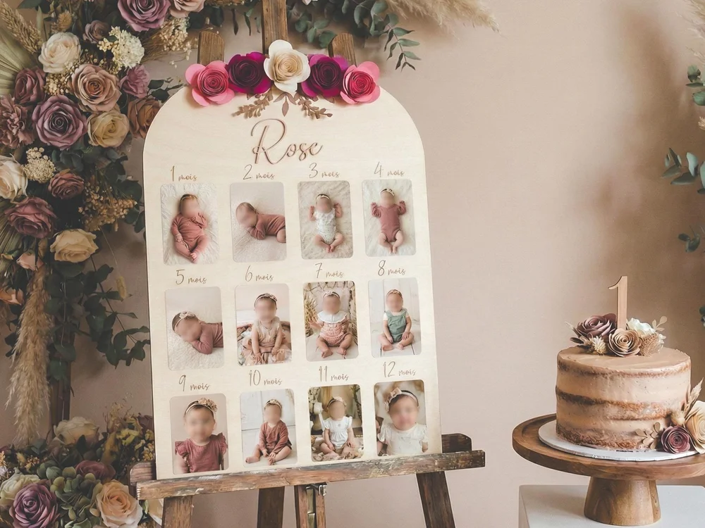 Panneau photo première année fleuri en bois, garni de douze photos de bébé