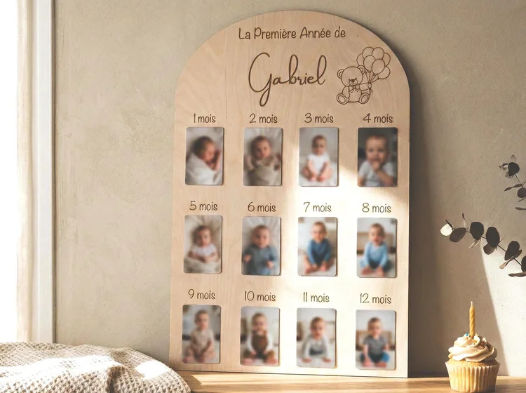 Panneau photo première année « Gabriel » avec un ourson, garni des photos des 12 mois