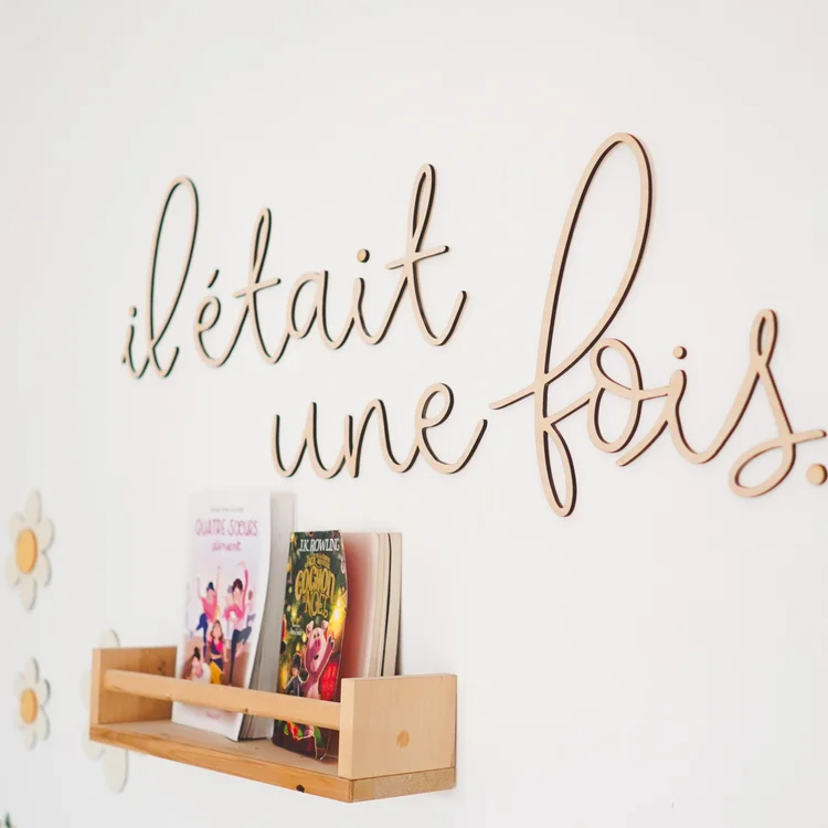 Décoration murale en bois « il était une fois... » en lettres attachées, de biais au-dessus d'une étagère à livres