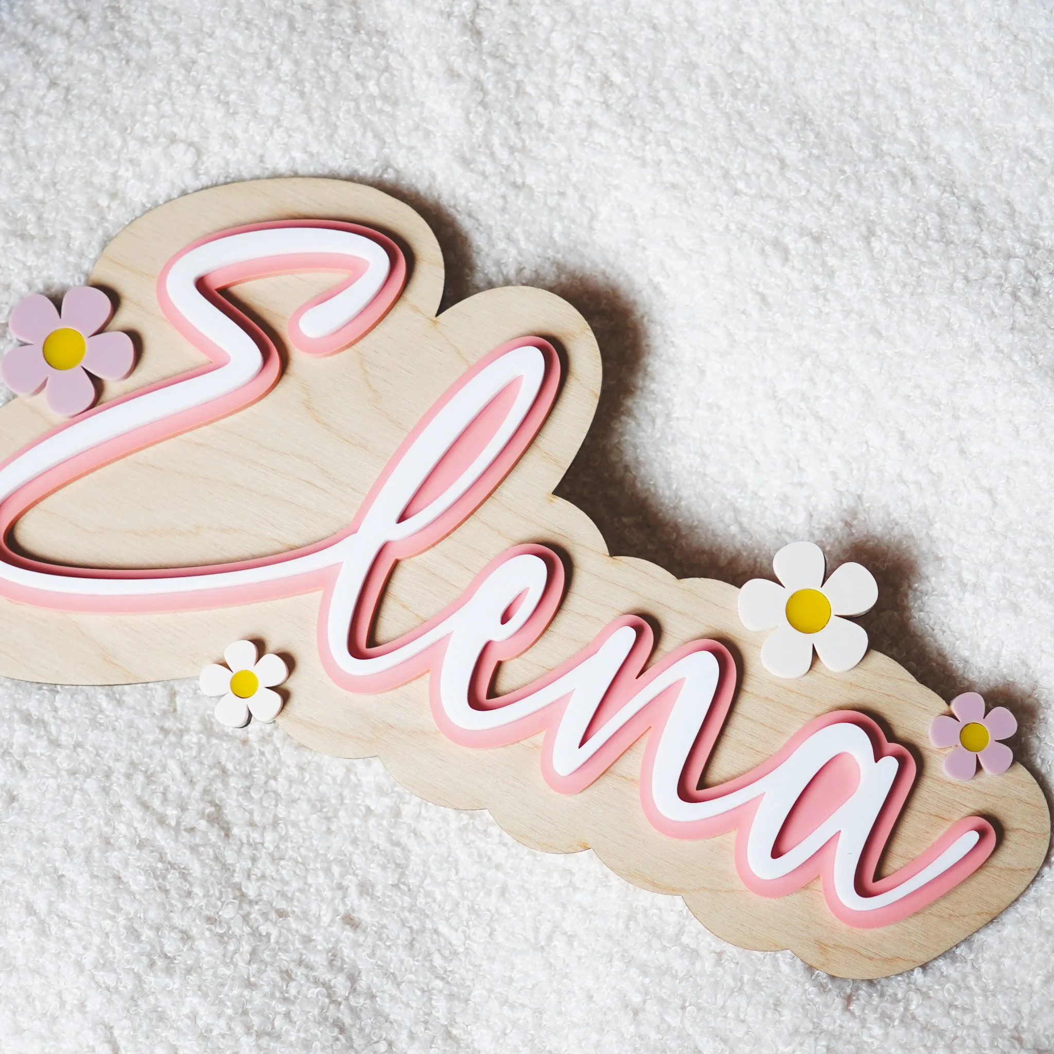Plaque en bois avec le prénom "Elena" écrit en lettres roses, décorée de fleurs en relief.