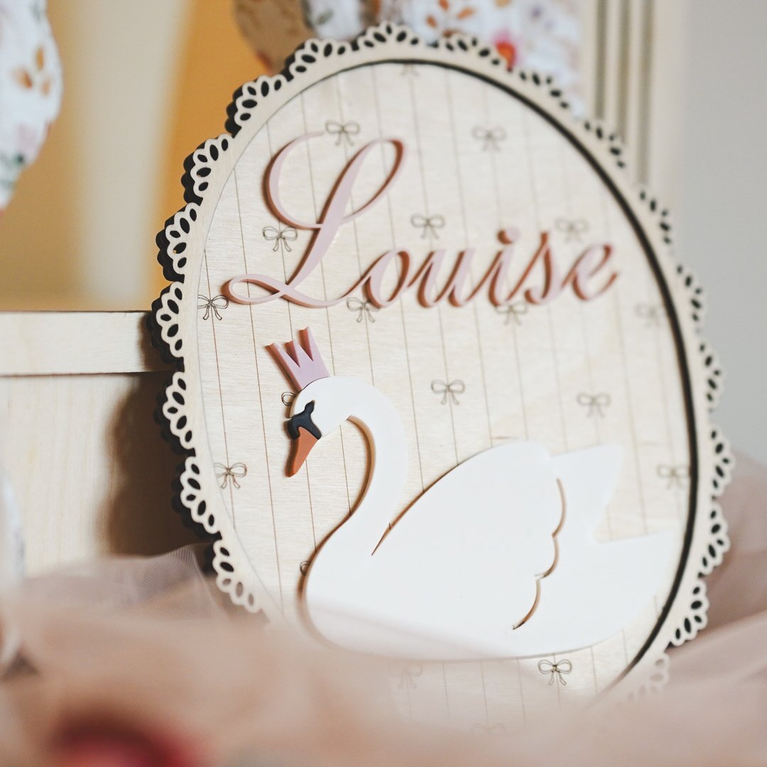 Décoration murale cygne personnalisée en bois avec prénom, dans une chambre d’enfant