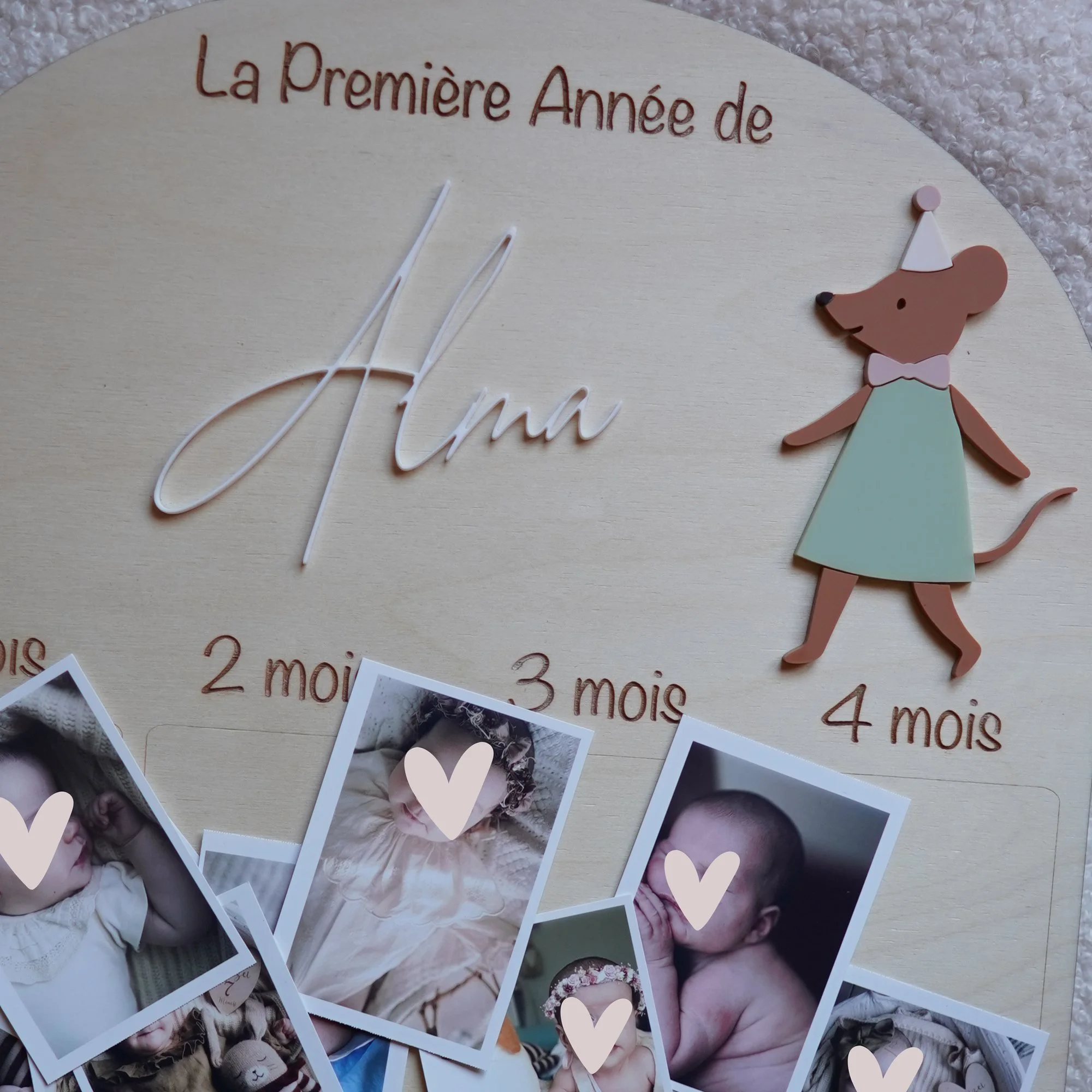 Panneau photo première année souris vu de face, photos de bébé posées sous les intitulés 2, 3 et 4 mois