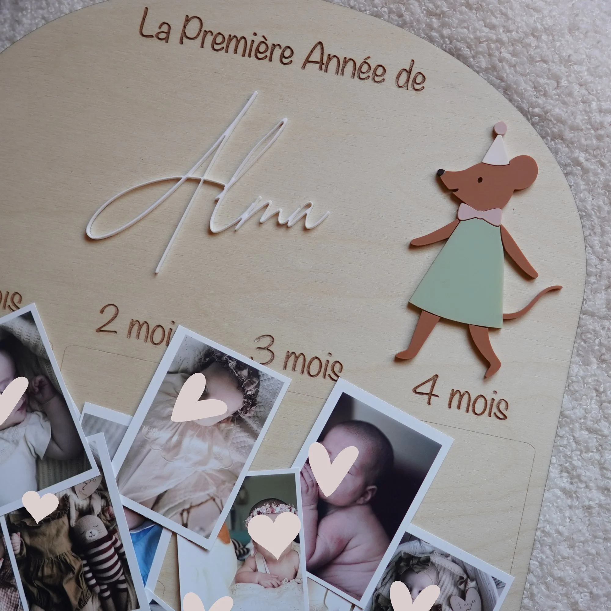 Inscription « La Première Année de », prénom « Alma » en lettres blanches attachées et souris au chapeau de fête