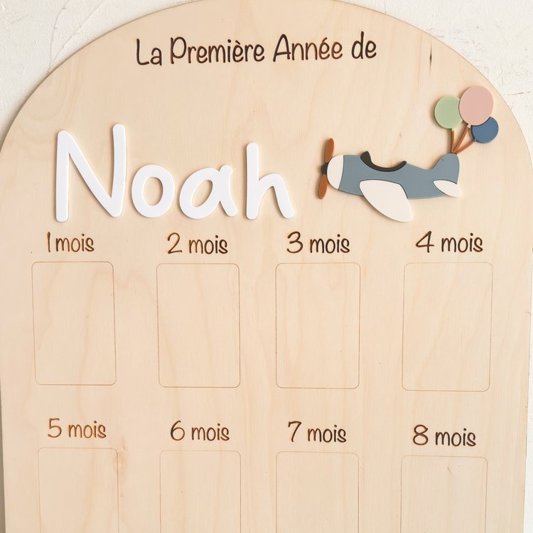 Panneau photo première année avec petit avion aux ballons et prénom Noah