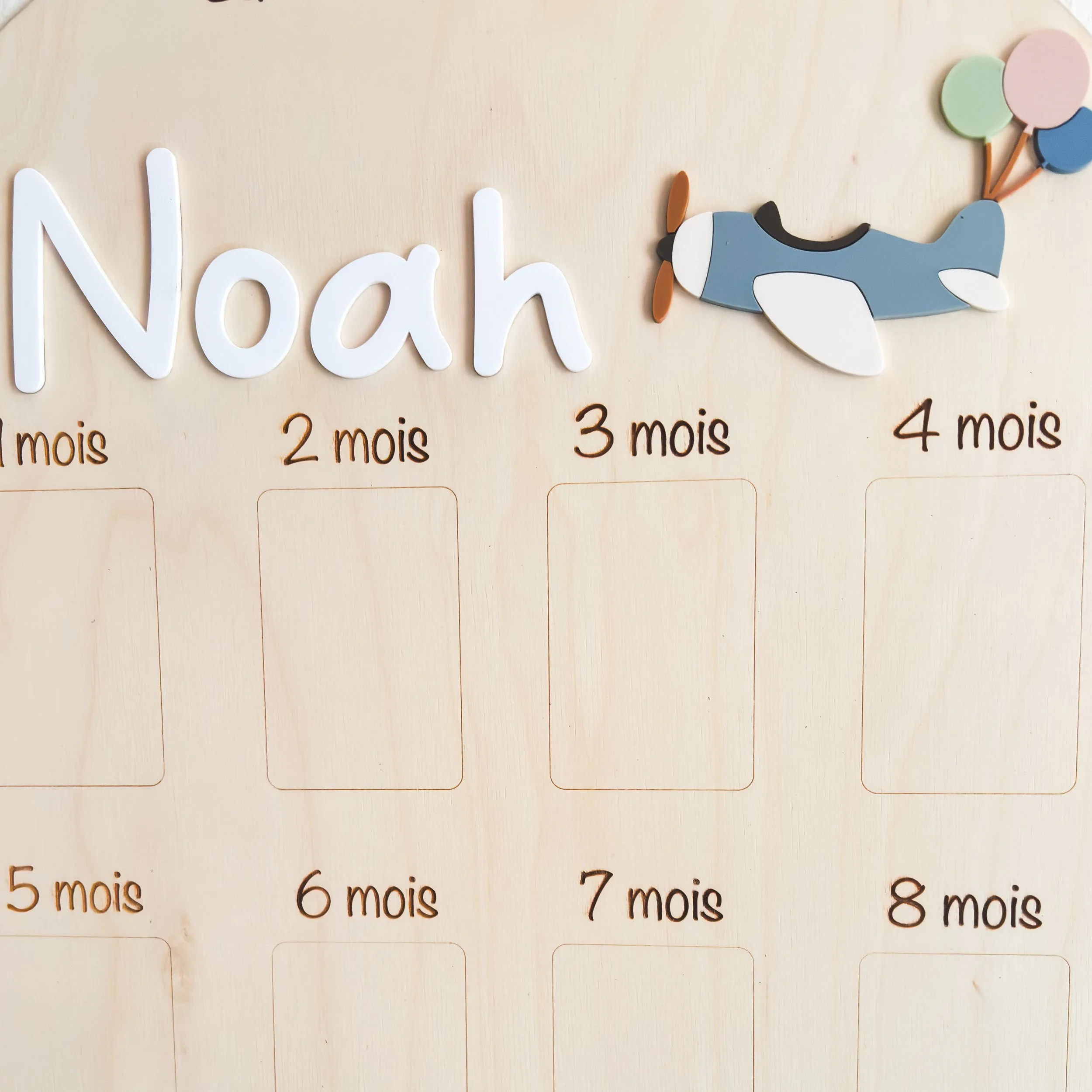 Panneau photo bébé avec prénom Noah, avion et emplacements des photos mensuelles