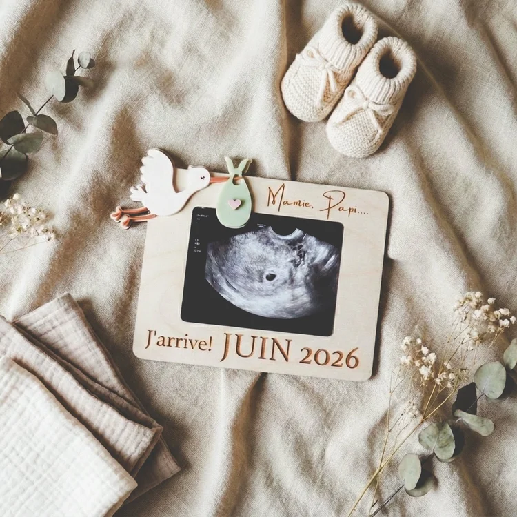 Cadre photo d’échographie en bois « Mamie, Papi… J’arrive ! », avec une cigogne