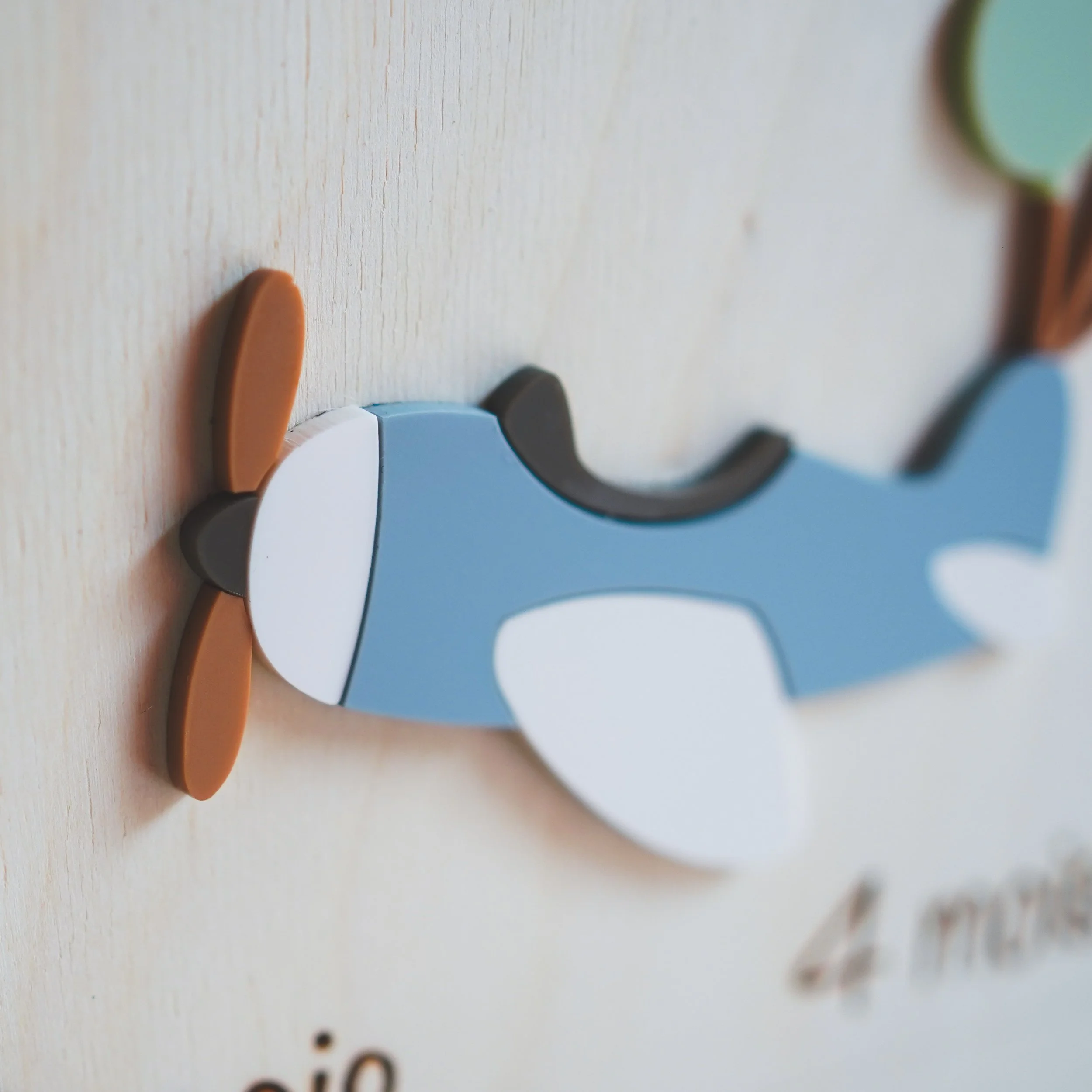 Détail de l’hélice en bois et de l’aile blanche de l’avion bleu