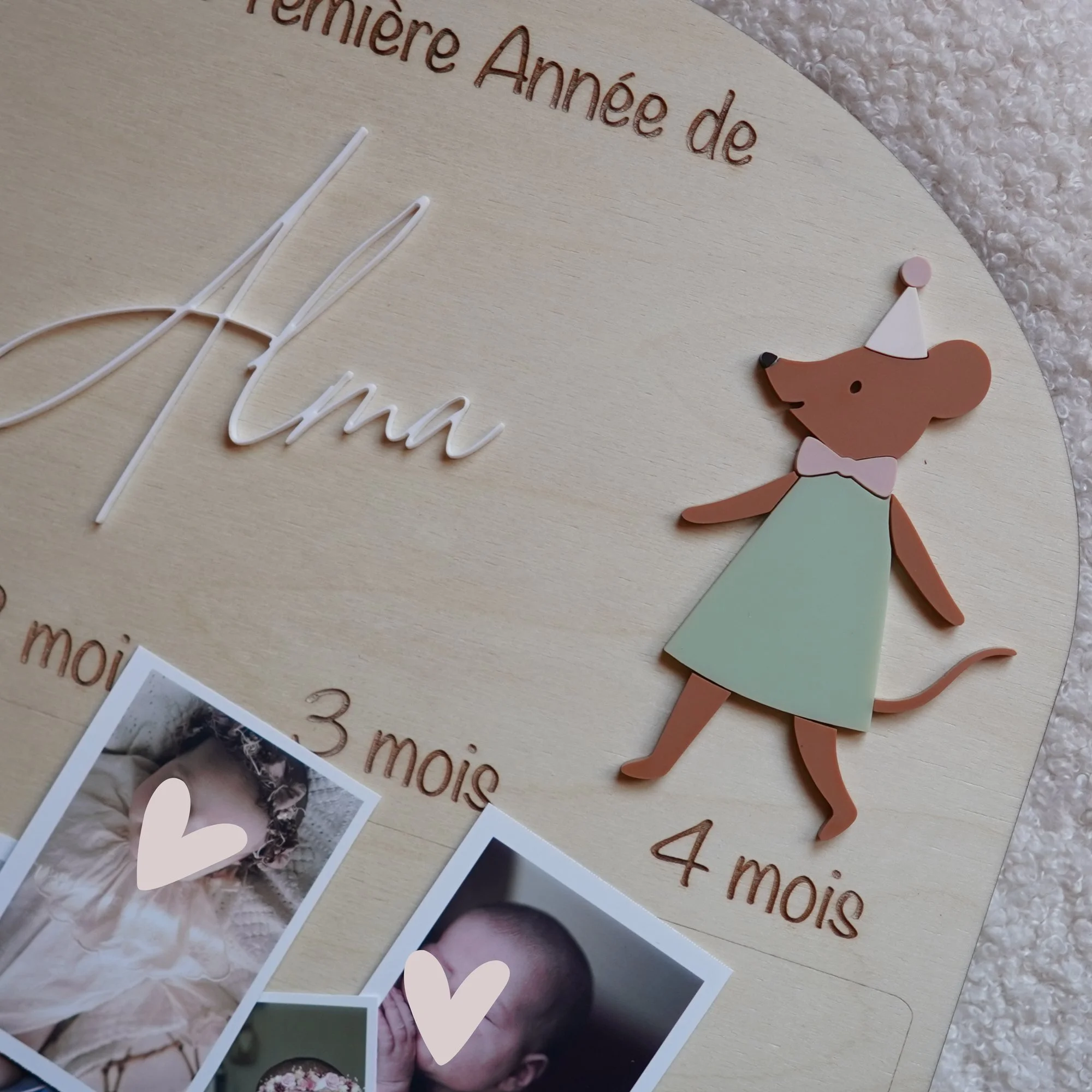 Haut du panneau photo première année en bois, prénom « Alma » blanc et souris en acrylique à robe vert d'eau