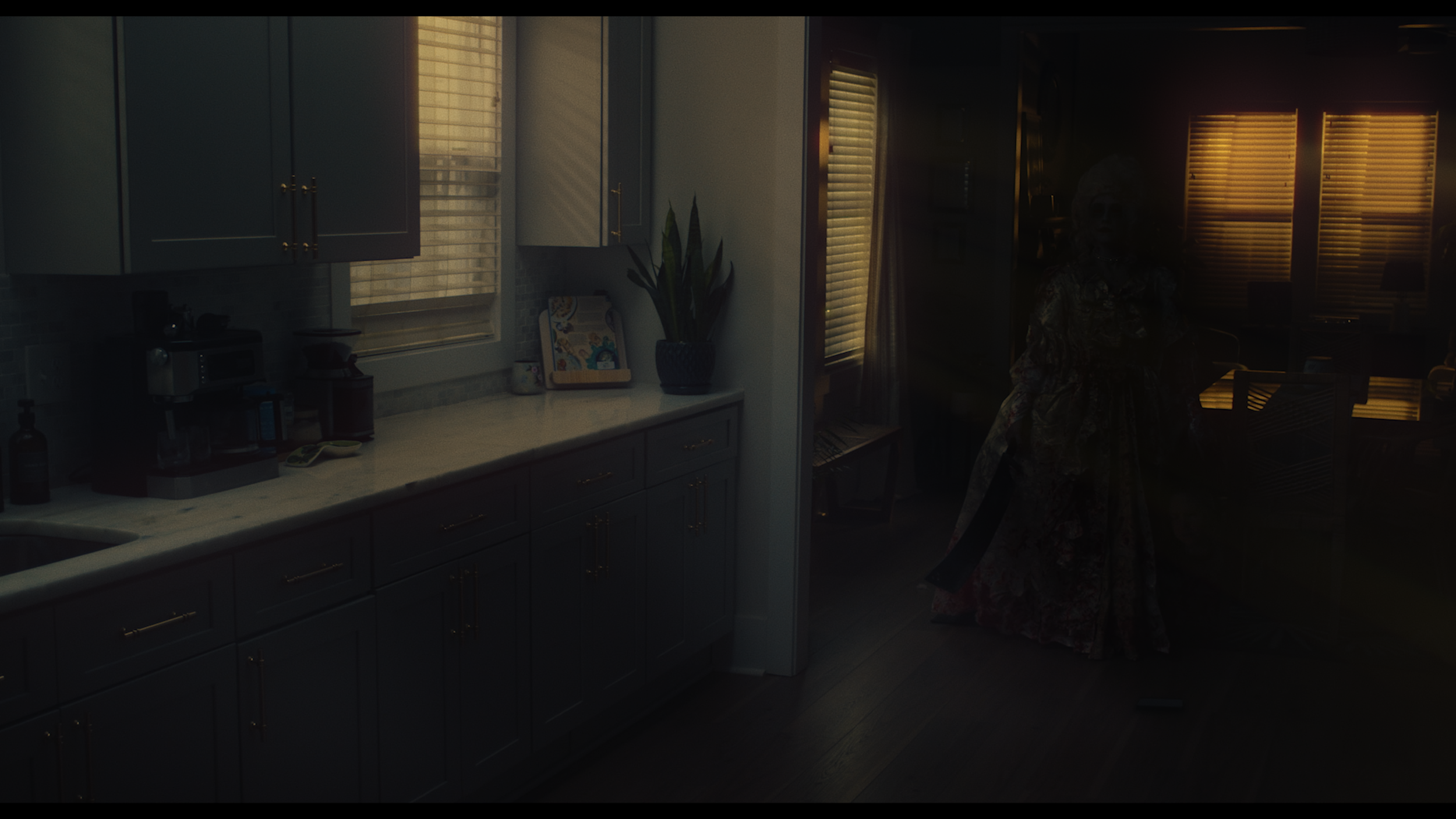 Madam_Still_02.png