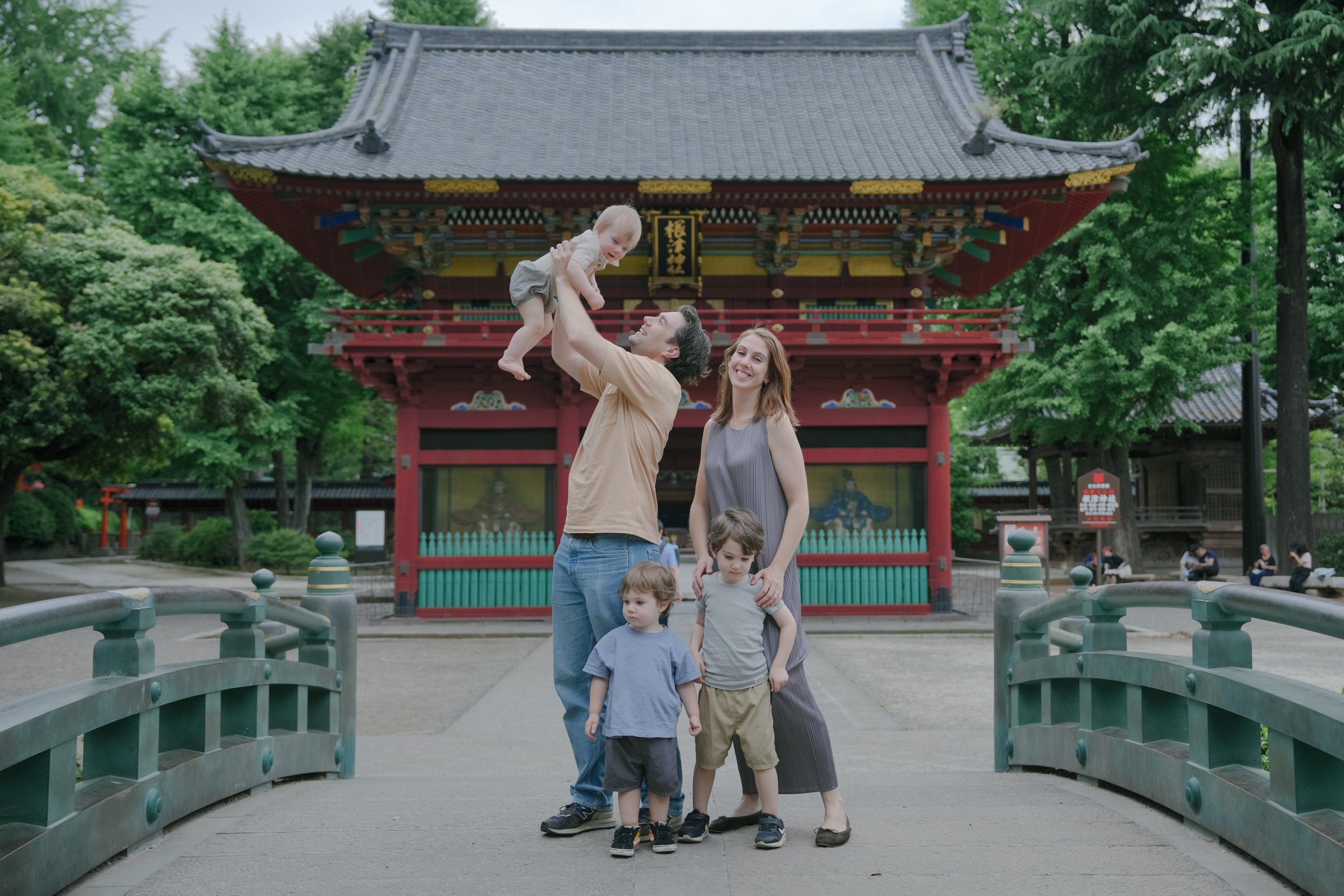tokyo family photographer in shrine