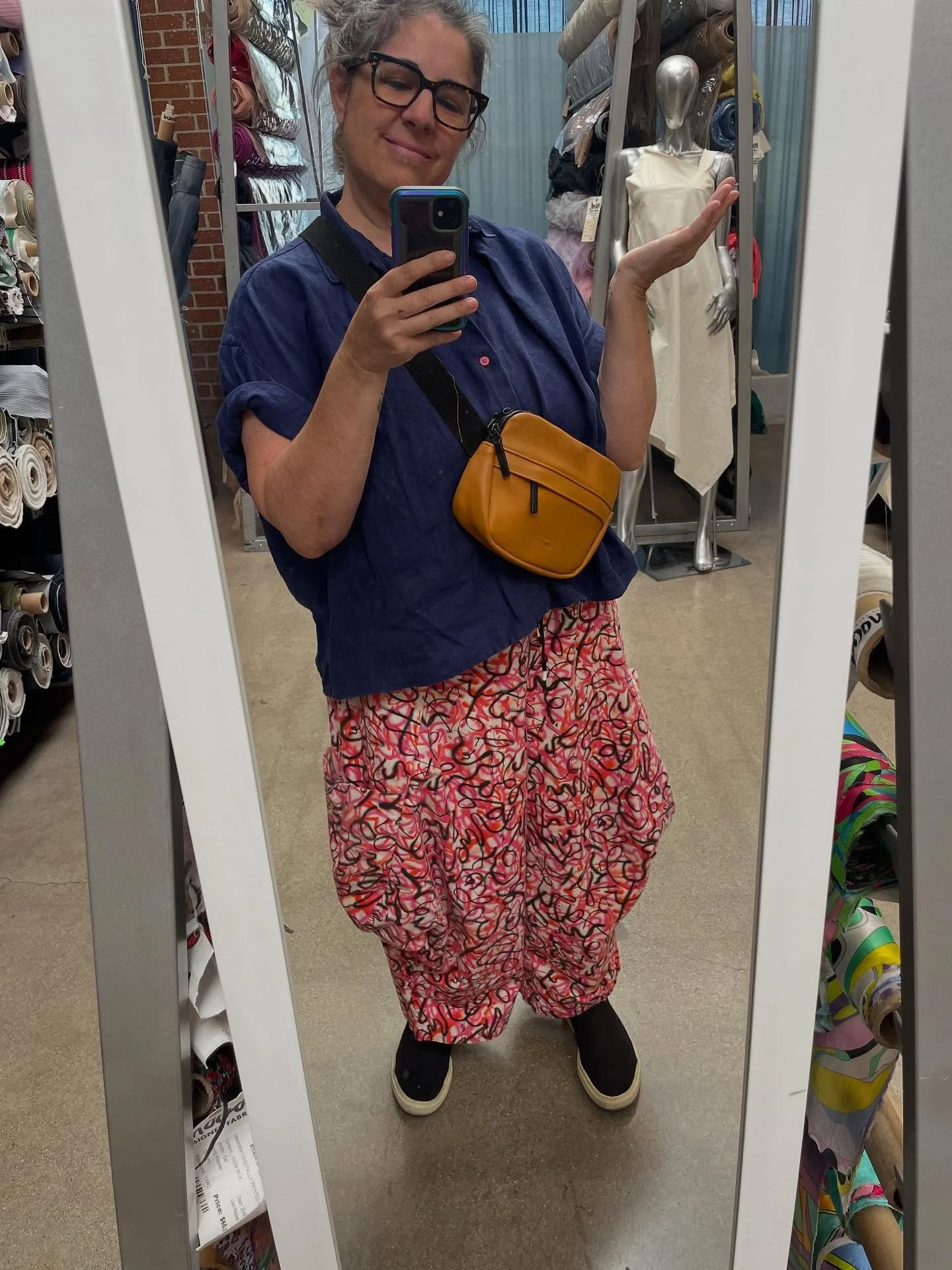 I was shopping for wool suiting in 100 degree heat when I was struck by my own cute fit. 100% made-by-me: the top pattern is #talfrontpleatshirt by @theassemblylineshop, trousers are the Karen Lantern pants by @aura.guignard. Fabric from @moodfabrics