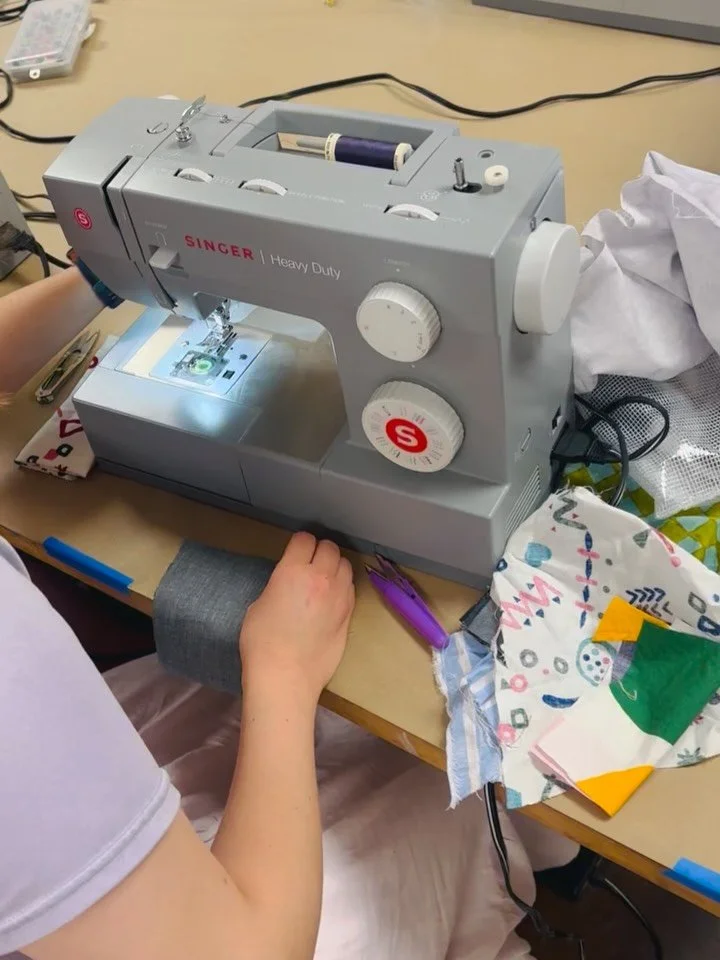 Great (sold out!) Intro to Sewing class at @thehivesouthpasadena last weekend. Join me there this Saturday (9/27) for Alterations and Upcycling! Thanks for the pic &amp; video, @thelittlestudiothatcould 🩷