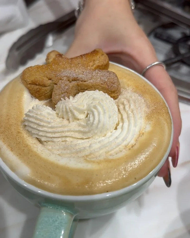 Our Gingerbread Latte 🤎
Made with our signature espresso, a homemade gingerbread syrop, and served with a little cookie that’s just perfect for dipping. 
Notre Gingerbread Latte 🤎
Préparé avec notre expresso signature, un sirop