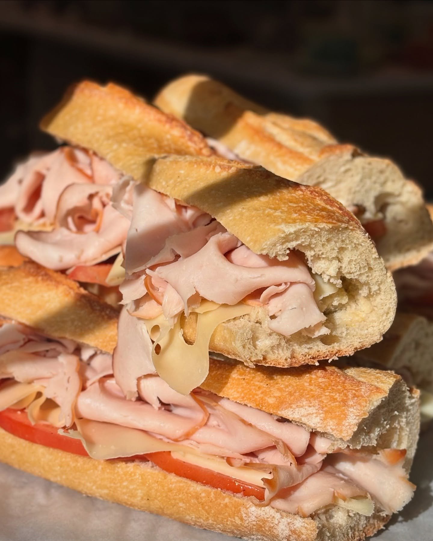 Nos sandwichs du midi sont faits maison, frais du jour et pr&eacute;par&eacute;s chaque matin 🥖 Les recettes changent r&eacute;guli&egrave;rement selon l&rsquo;inspiration et les produits du moment.
Disponible du lundi au vendredi 💛

Freshly made, 