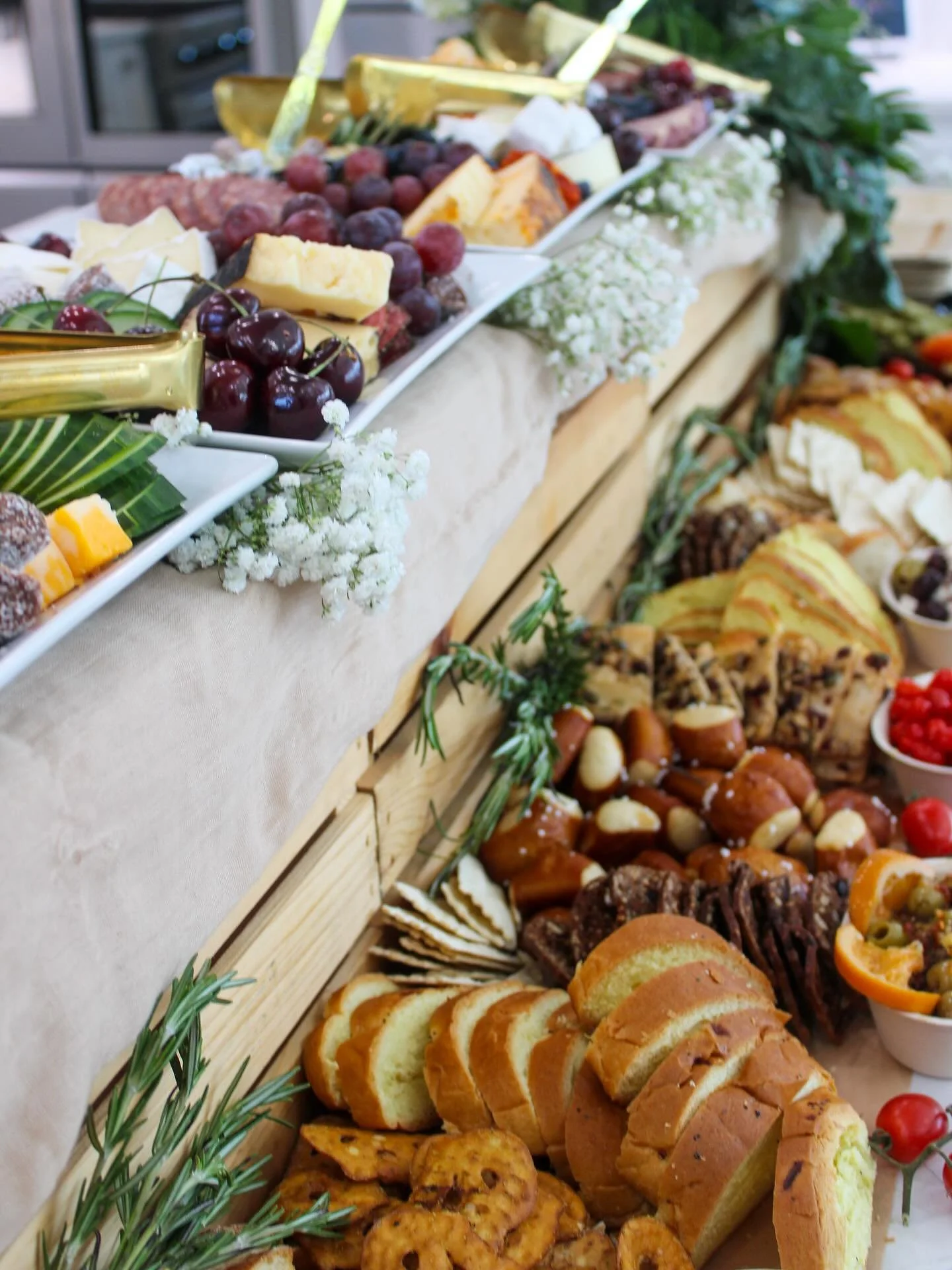 Good vibes, golden bites and grazing right! ✨🍇