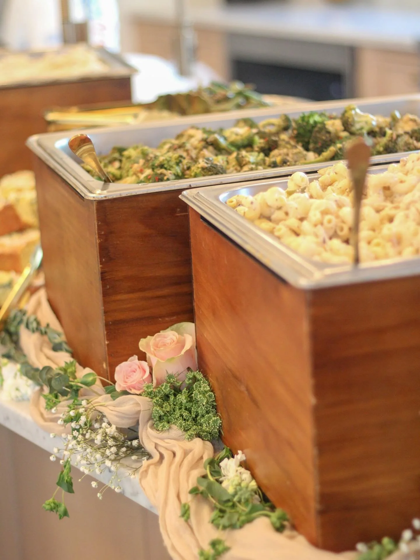 A beautiful Welcome Dinner to kick off the wedding week festivities! 🌿🍯🥦🍝✨