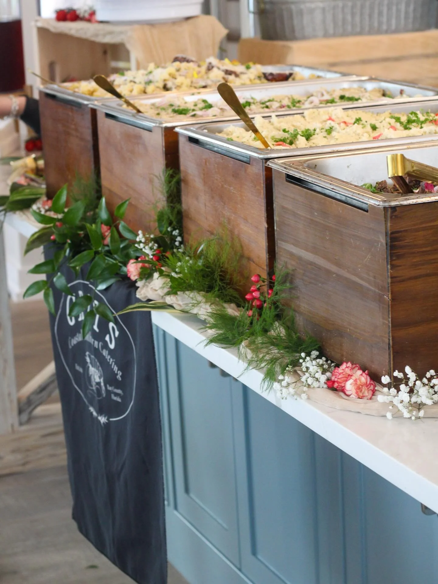 Birthday Buffet vibes ✨

Summer Berry Salad 🍓
Jalape&ntilde;o Honey Cornbread 🍯
Chicken Lemon Ricotta Pasta 🍋
Cabernet Braied Beef 🥩
Goat Cheese &amp; Wild Herb Grits 🌽
Banana Pudding 🍌