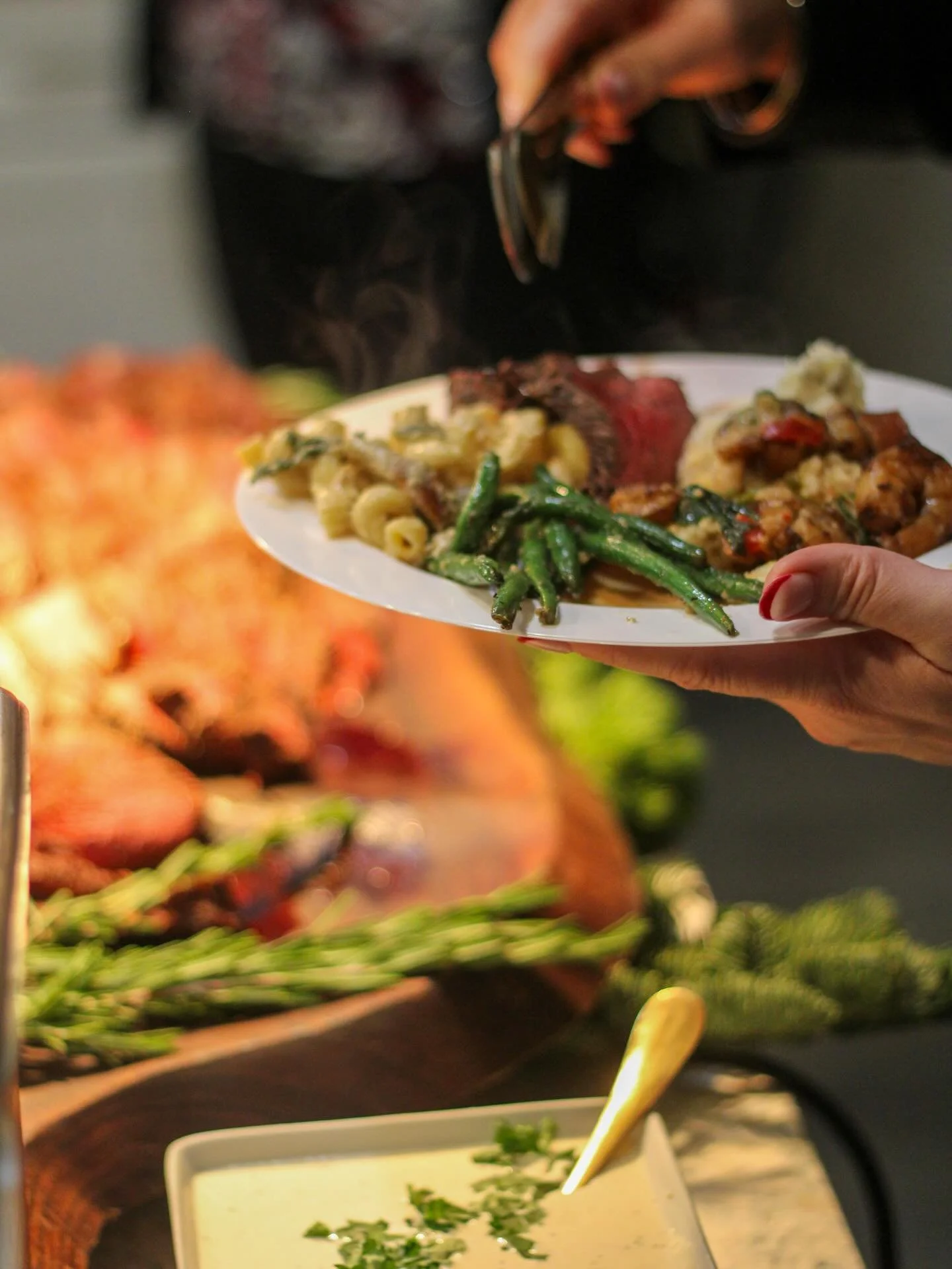 Carving stations, seasonal buffets, pasta bars.. we have a LOT of delicious of options to choose from. Let us help you plan a perfect menu! ✨