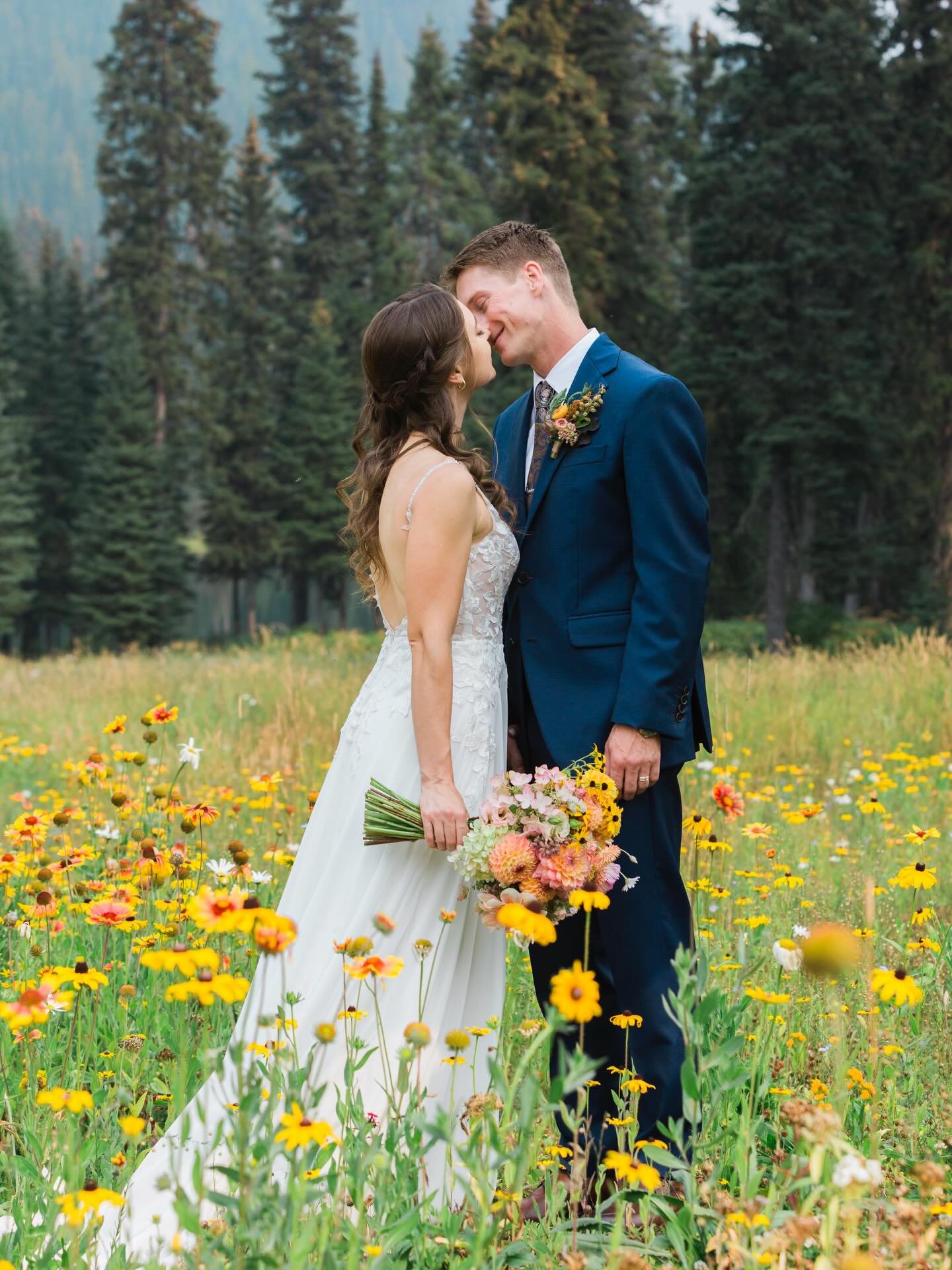 currently romanticizing this

dreaming of more majestic meadow weddings this year 🌸