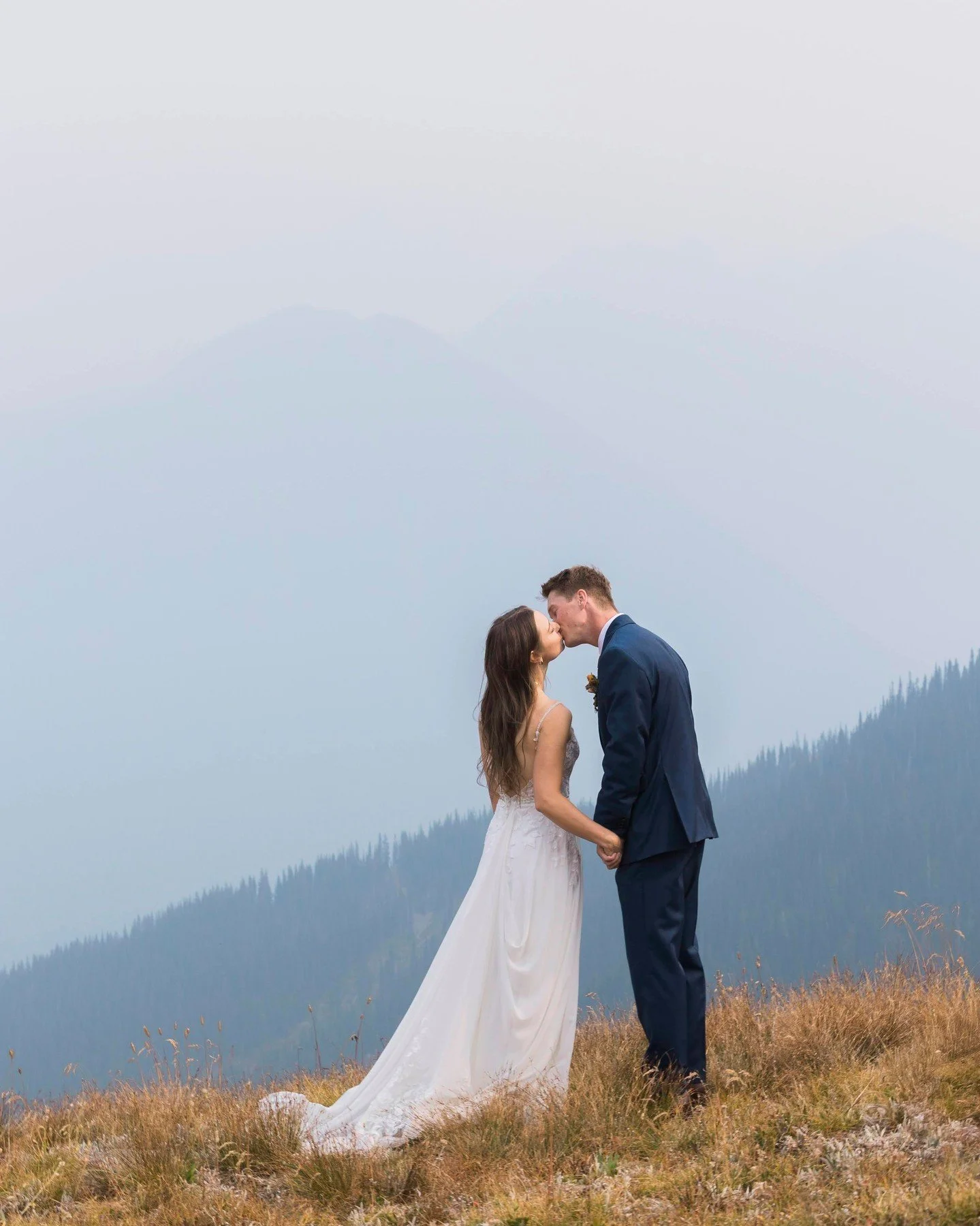 officially manifesting more mountain weddings in my future ⛰️ 

#okanaganweddingplanner #mountainweddings