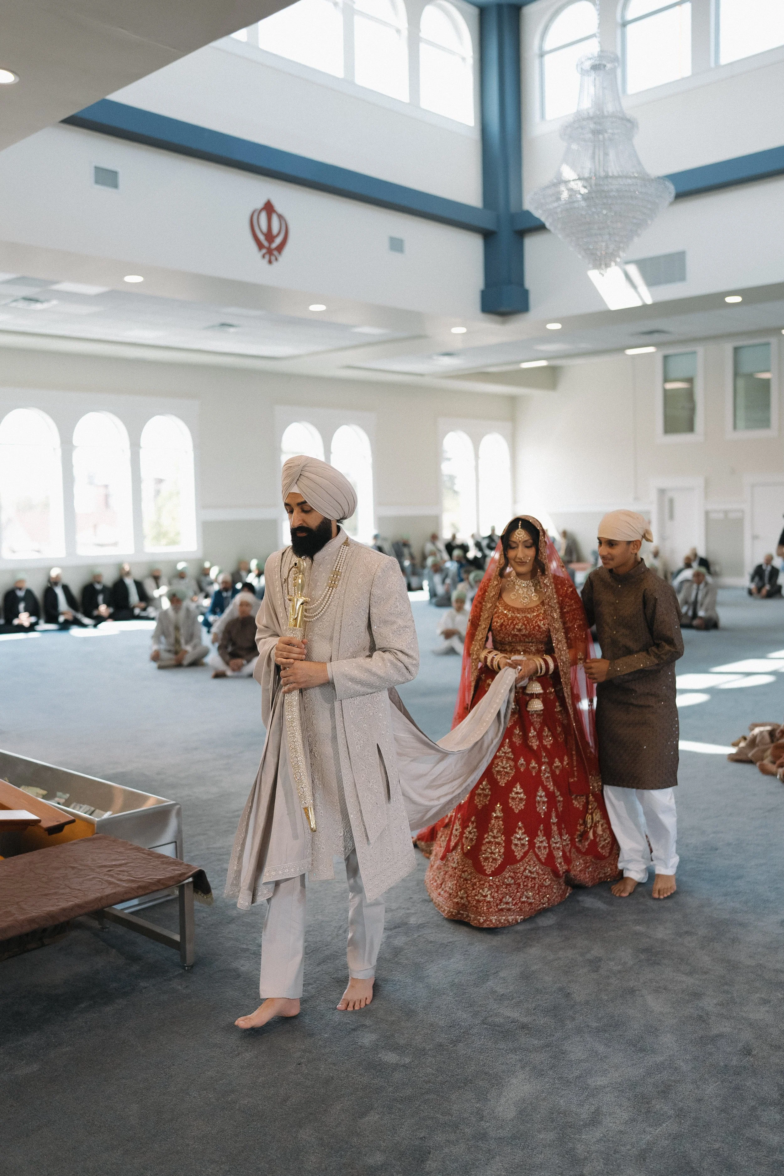 Reena and Nov walking around the Guru Granth Sahib during the Laavan