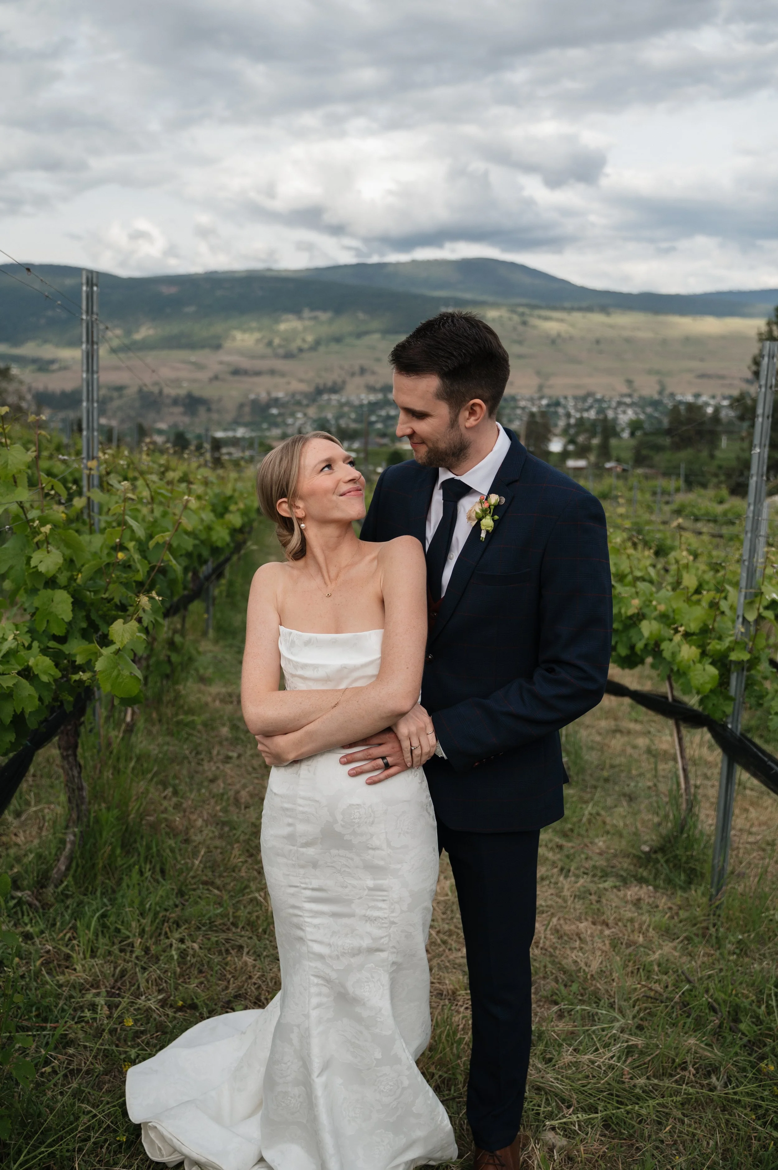 Kirsten & Gavin taking in the vineyard views 