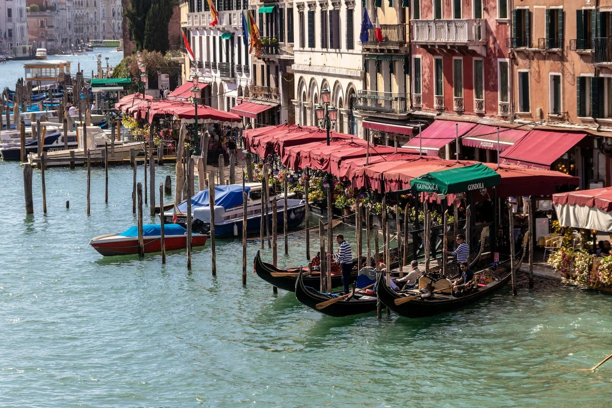 A conversation with a gondolier or café owner