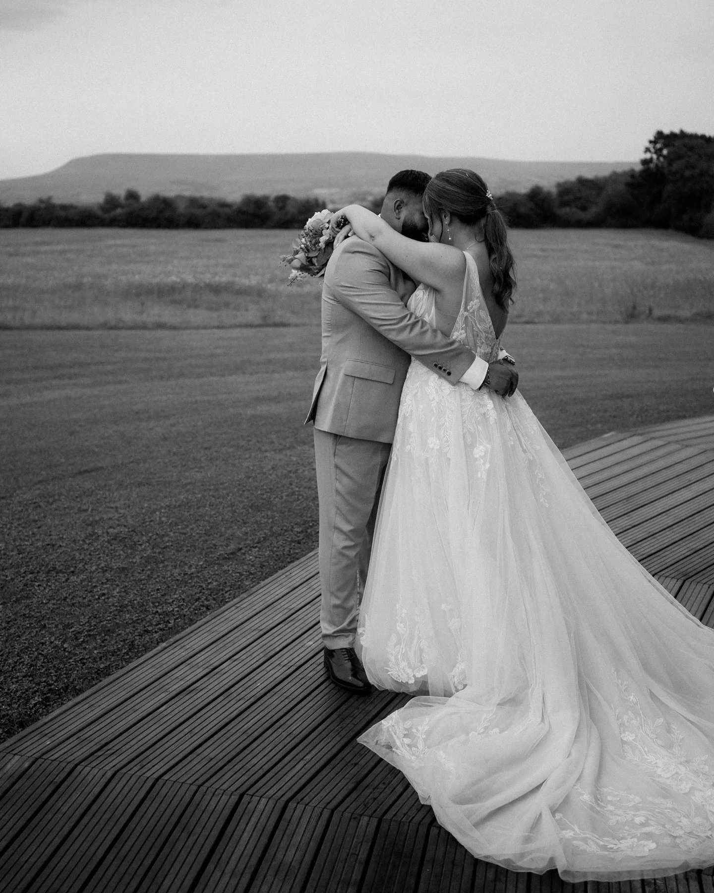✨ Lydia and Diz Part ✌🏼 ✨ 

In all the excitement of the Summer I realised I totally forgot to post the second day of Lydia and Diz&rsquo;s wedding at @the_out_barn 

Whilst we didn&rsquo;t get the sun from the day before, the day was filled with em