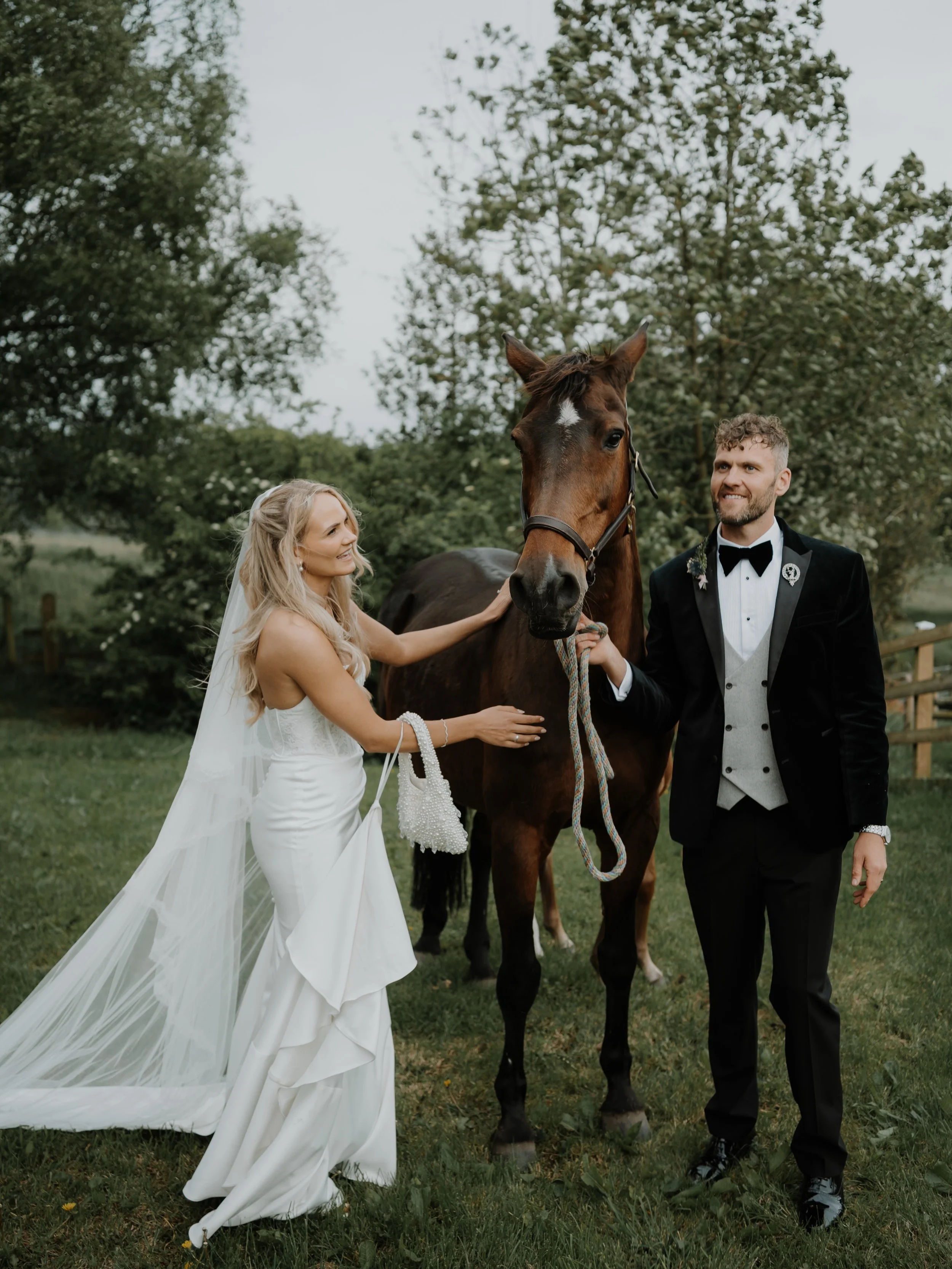 Absolutely frikkin impossible to put in to words Amy and Chris&rsquo;s wedding yesterday BUT I&rsquo;ll give it a go so stick with me. 

They got married at their gorgeous family home, which I&rsquo;m now convinced should be a wedding venue 🤣. Their