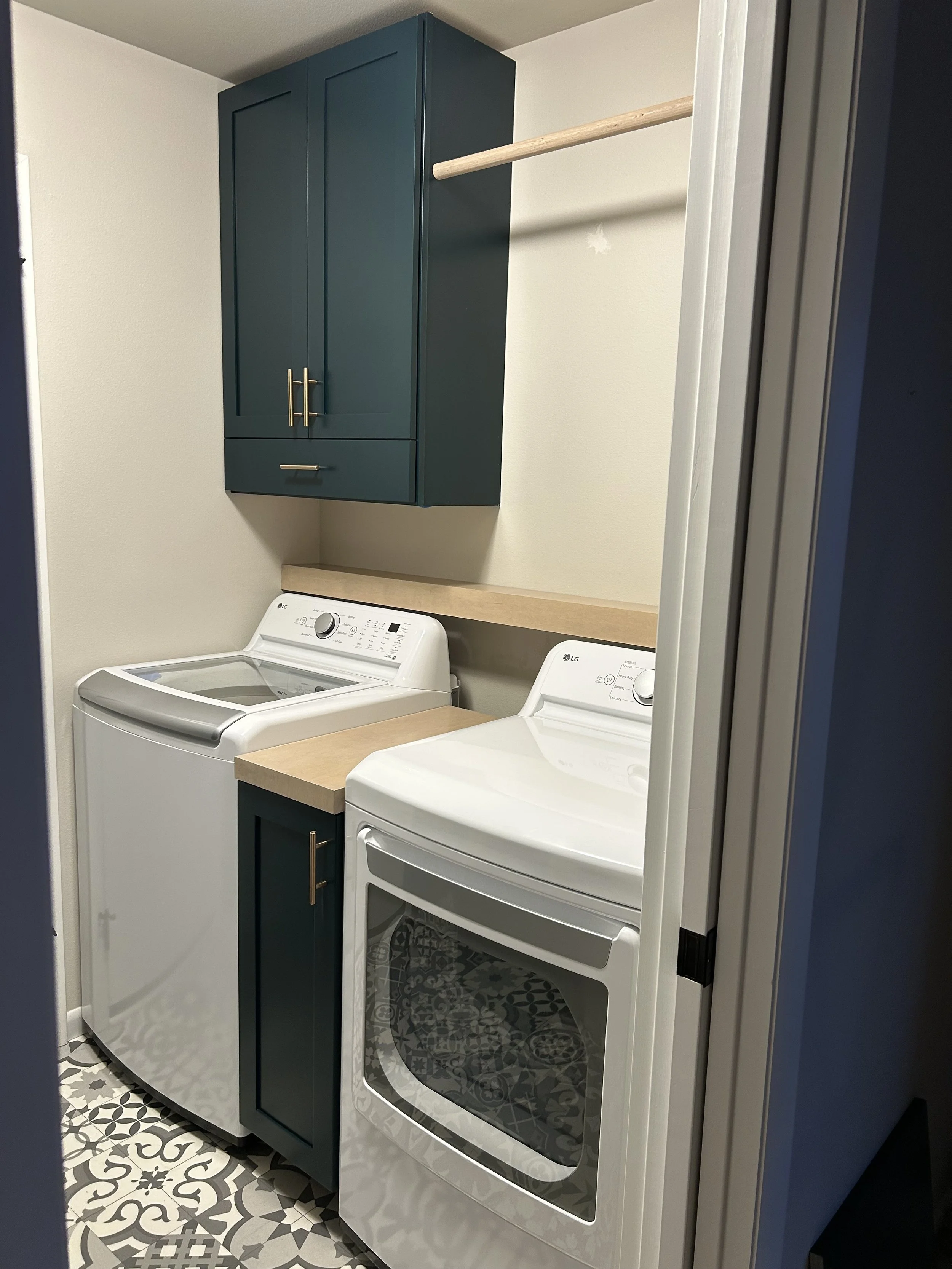 Designed for a tight space, the customer wanted to include clothes-drying capabilities. We added a hanging bar and hidden pull-out drying rack.