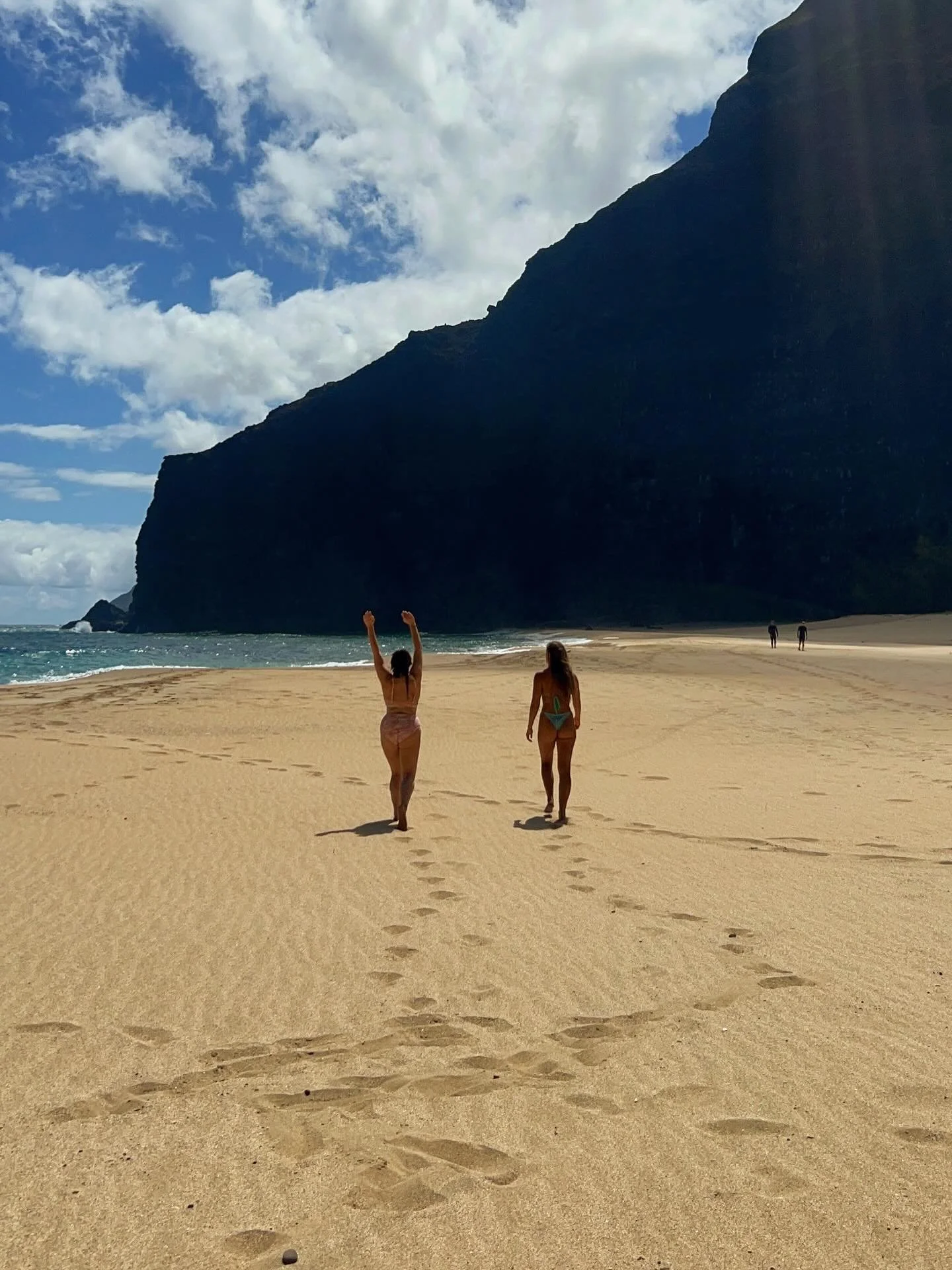 this day last summer 😍🌊🤍🤍 miss u ladies