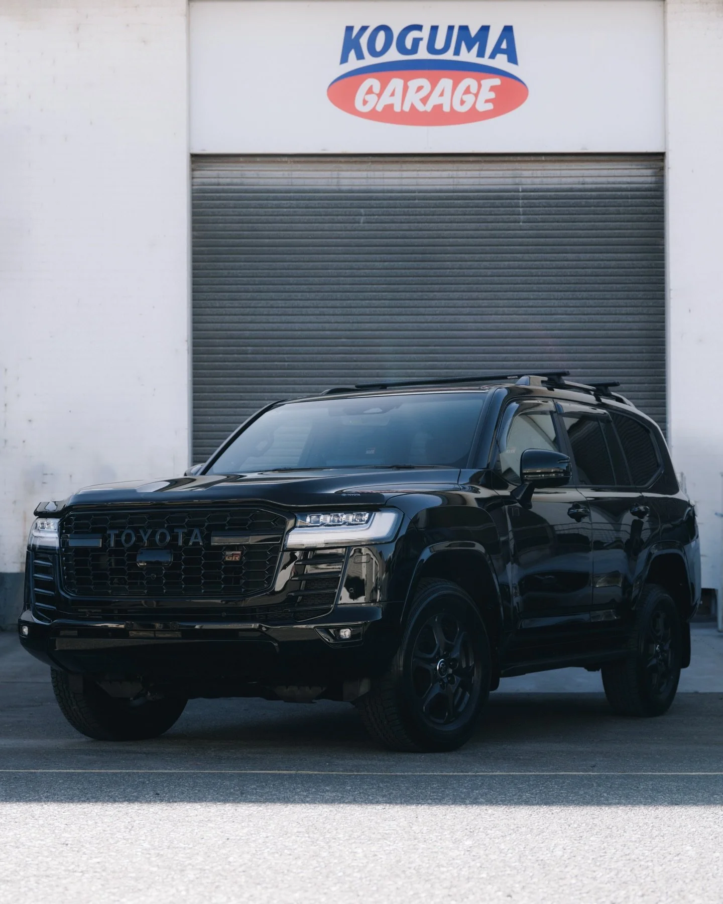 300 series land cruiser GR Sport with a full gloss black out front to back, How they should have come from the factory! 
@wickedreflectionz 
.
.
- All raw plastics smoothed and refinished in gloss black
- Grille and inserts all refinished in gloss bl