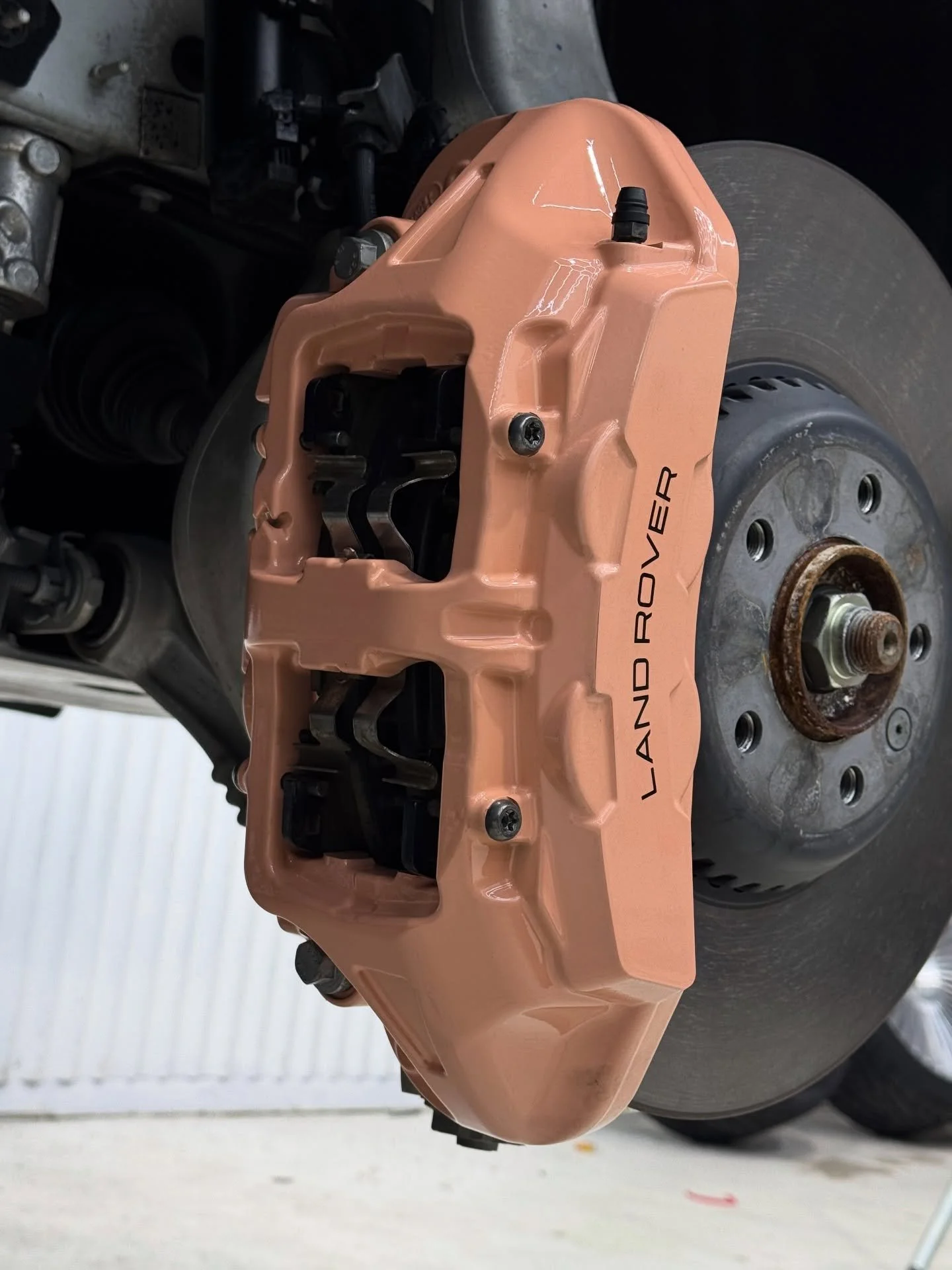 Land Rover Range Rover sporting a fresh set of Peach calipers for summer! Stay tuned for the full reveal on this one! 🍑 ☀️ 
.
.
@rangerover #rangeroversport #sport #calipers #custompaint #rangerover