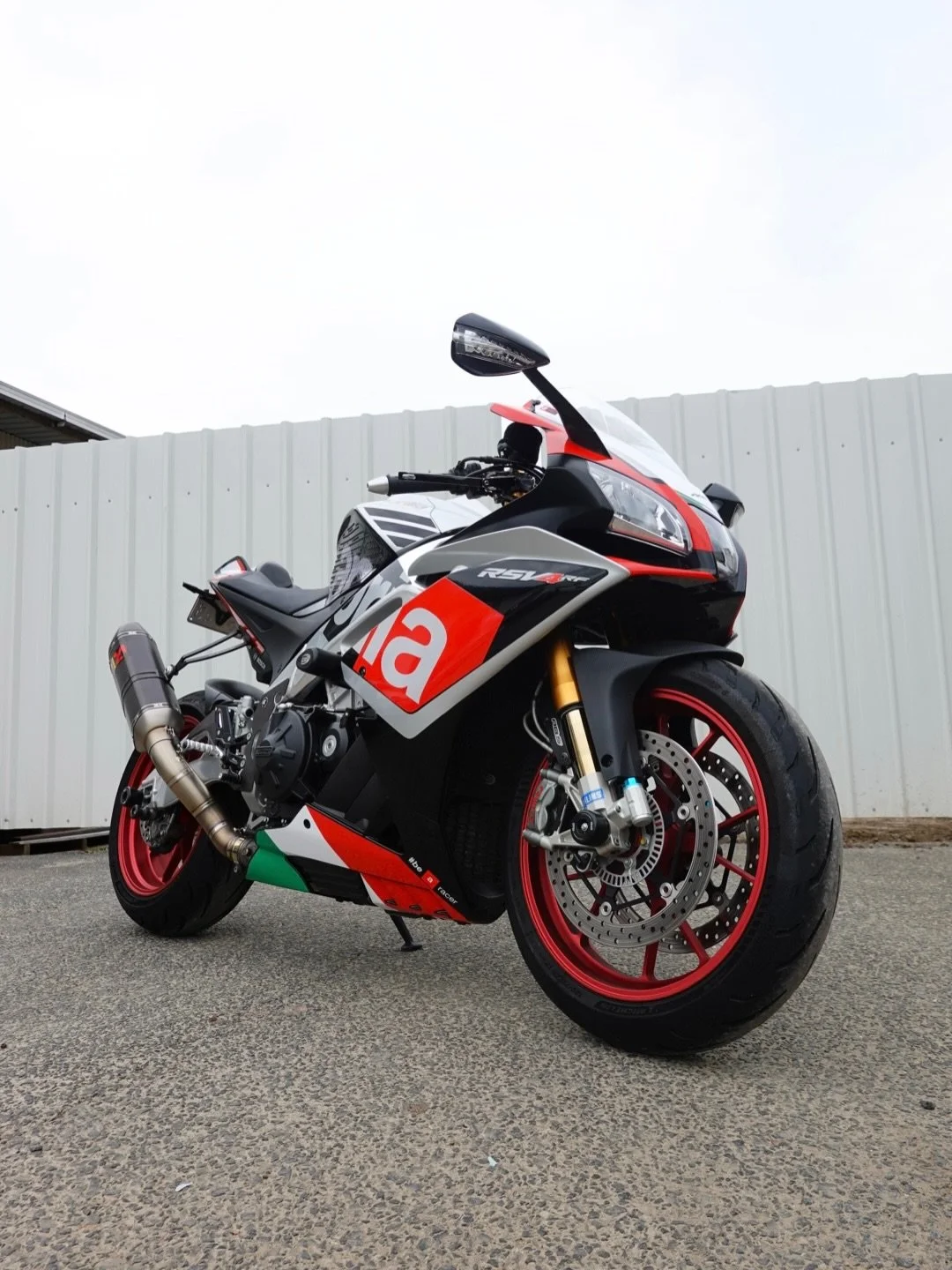 The Aprilia RSV4 RF 🇮🇹🔥

Fresh decals, high-performance clear coat protection, and genuine OEM finishes throughout.

#aprilarsv4