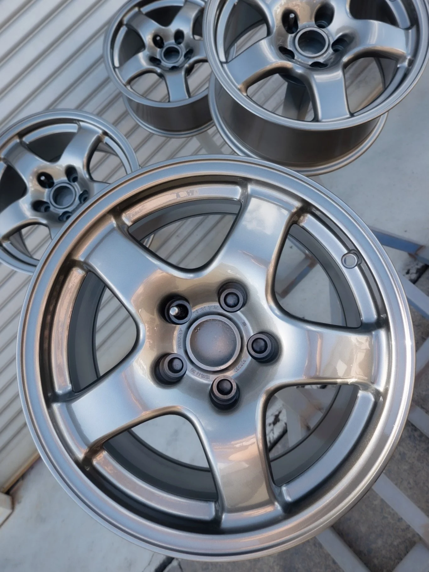 Nissan R32 GTR OEM wheel restoration. 

At Koguma, we handle the entire process in-house. Stripped ✔️ Repaired ✔️ Refinished ✔️ Fitted ✔️ Balanced ✔️
 Swipe to the last slide to see the before.

#R32GTR #JDM #wheelrestoration #skylinegtr #BNR32