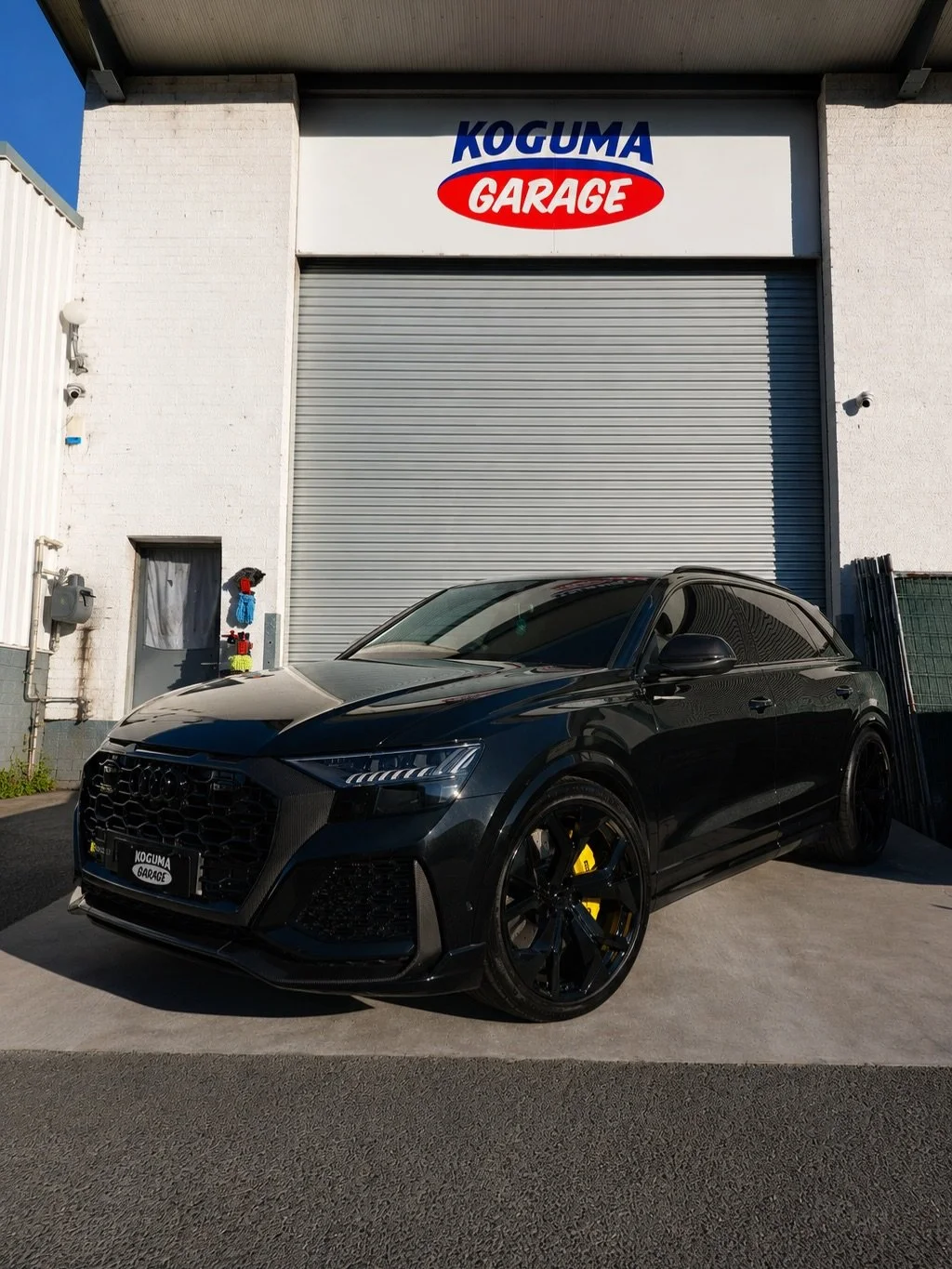Audi RSQ8 in for a wheel and caliper package, paired with a few subtle yet effective touches to completely freshen up the look and set this beast apart from the rest.

- Wheels refinished in gloss black - Brake calipers refinished in Lamborghini yell