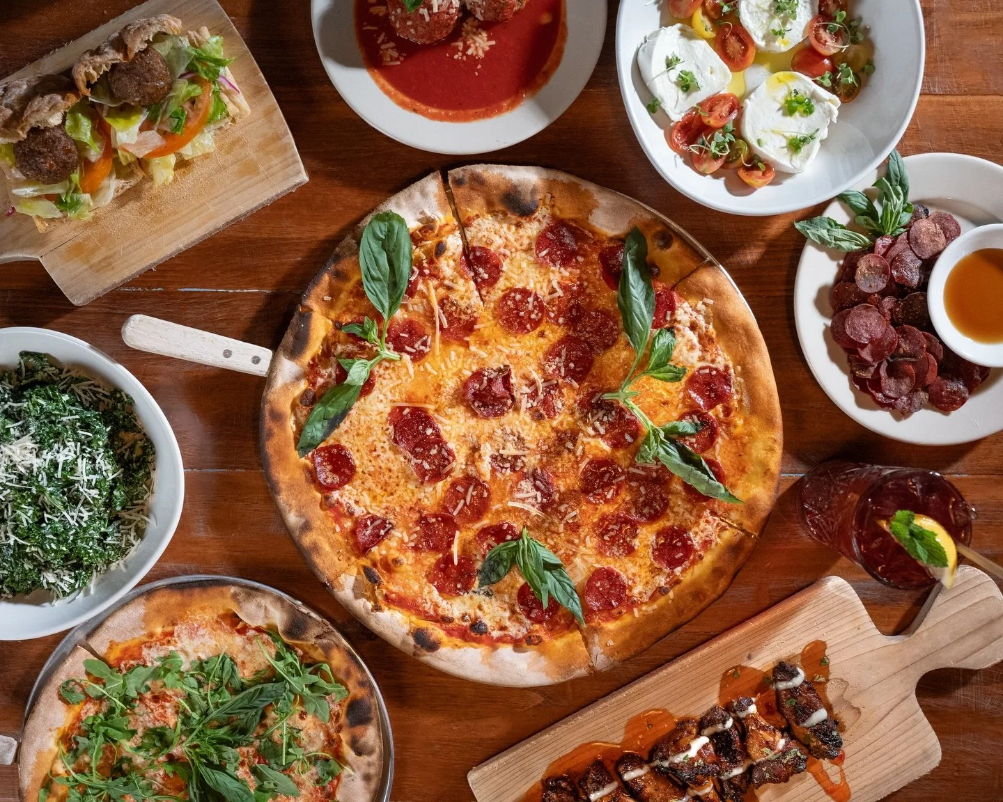 Serving up the whole table🍕Crispy pies, a few sides, and plenty more to share.