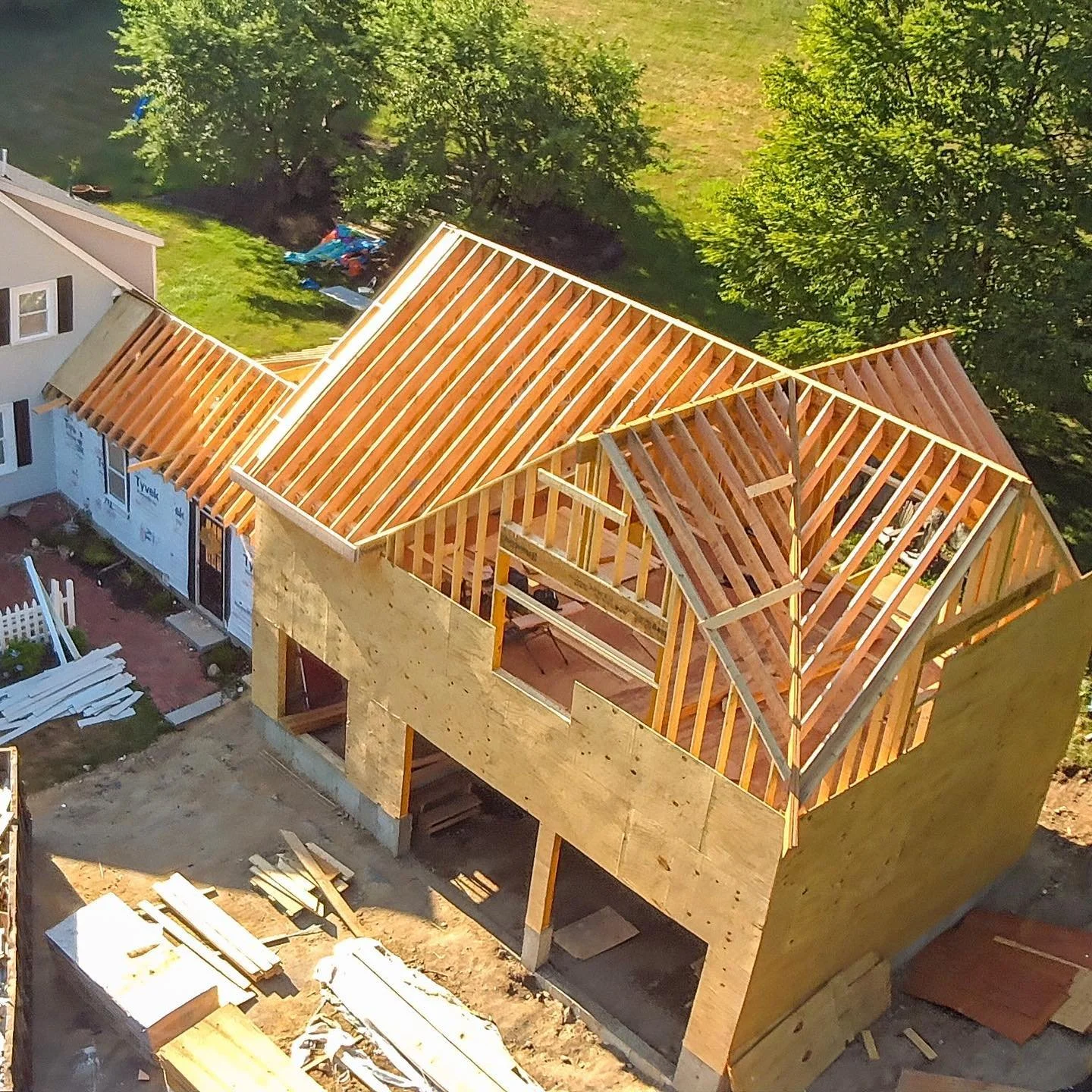 The crew is putting in work! Framing on this 2000+ sqft addition is cruising right along 💪💪
&bull;
&bull;
&bull;
&bull;

#HBCONSTRUCTION #newconstruction #realestate #buildersofig #builderssupportbuilders #generalcontractor #builders #homeimproveme