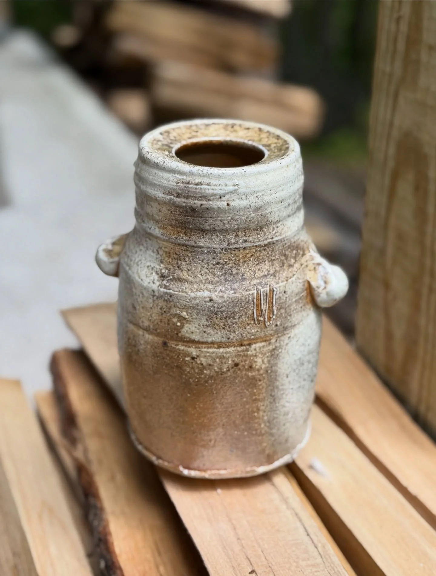 Some pieces have a personality, like this one with little knobs for arms and scar marks. Unglazed like the others, but without the effects of ash — I also love its simplicity.