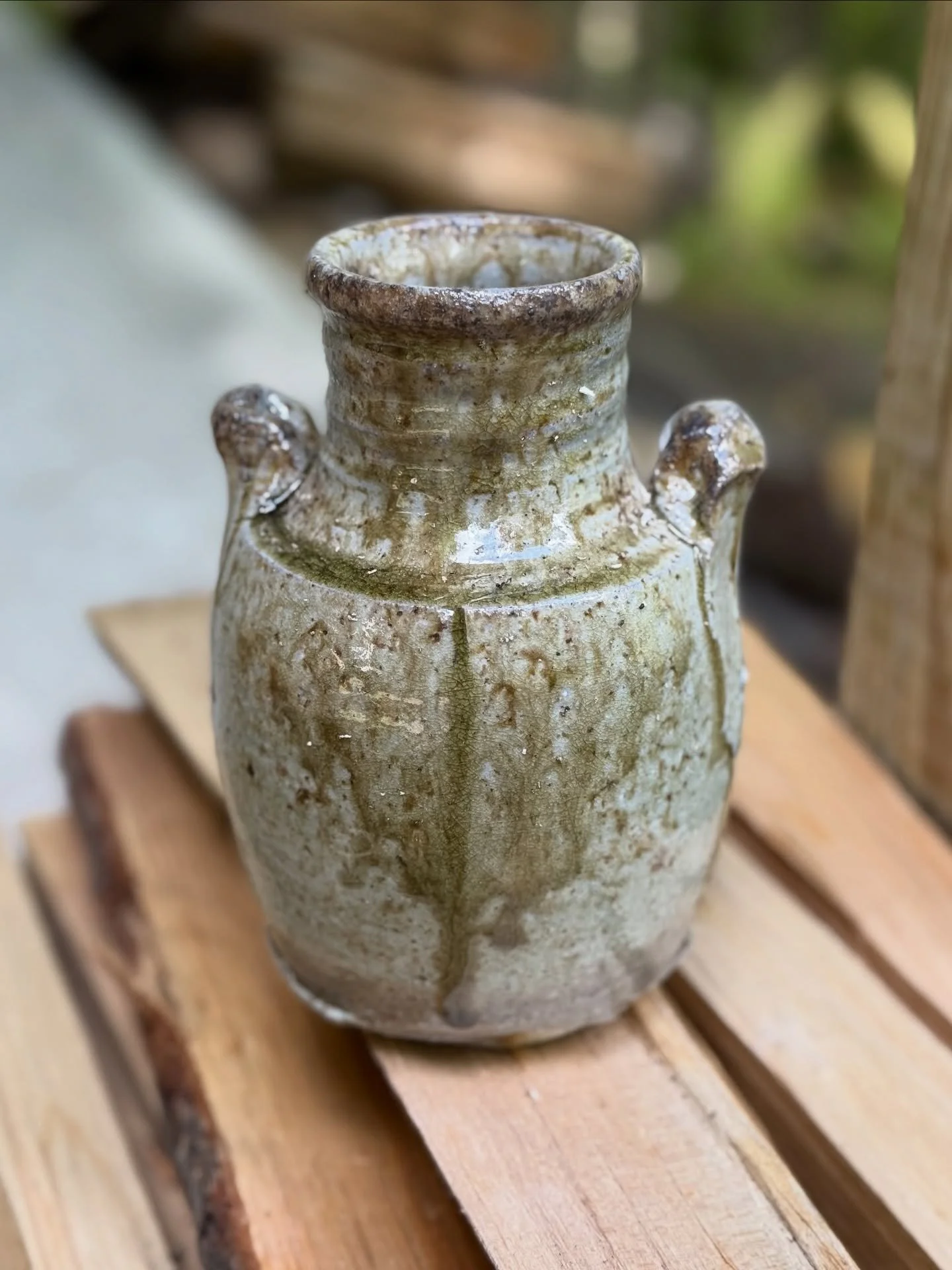 The ash drip 🤌🏻✨ This vase was positioned right in front, where the action is. 
Available at @kriaworld
