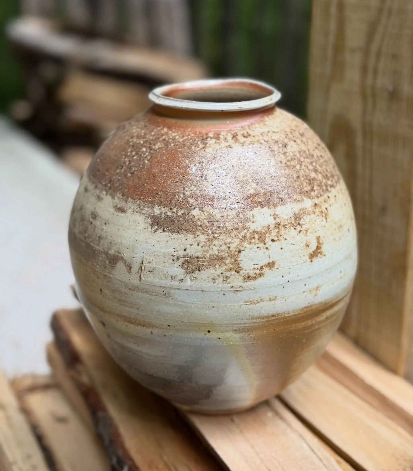Been creating more moon jars, the flames gave Saturn-like pattern 🪐