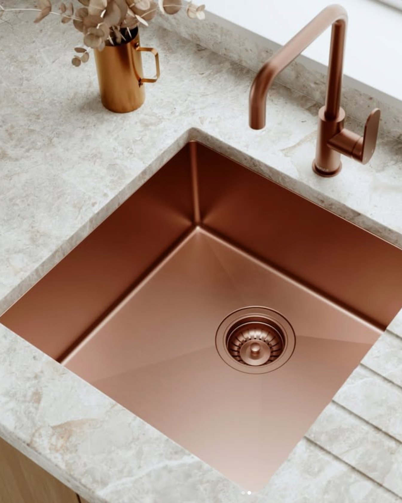 The warm tones of summer certainly shine through with the brushed copper finishes from our friends @fienza.au. Isn&rsquo;t it stunning?

At Casa Mia, we believe that building a dream home shouldn't mean compromising on quality or style. That's why we