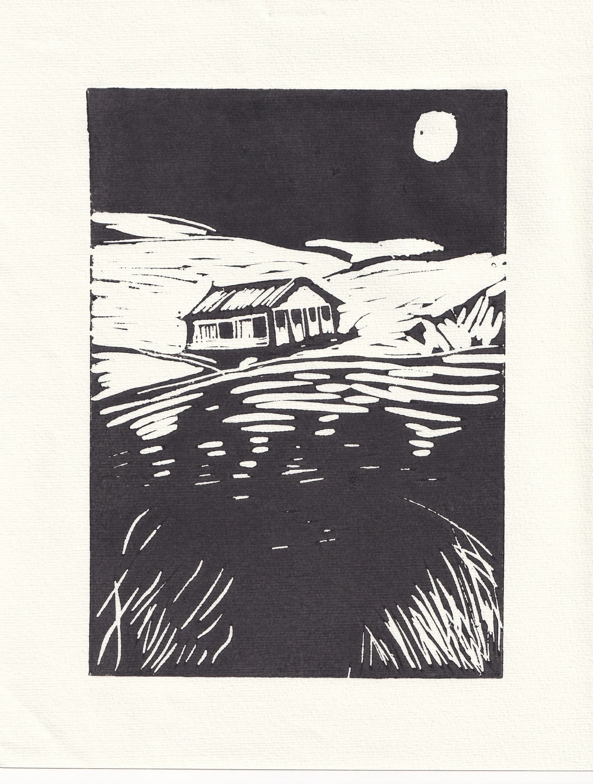 Een zwart-wit aquarel met een huis op een heuvel, maan in de lucht en water onderaan.